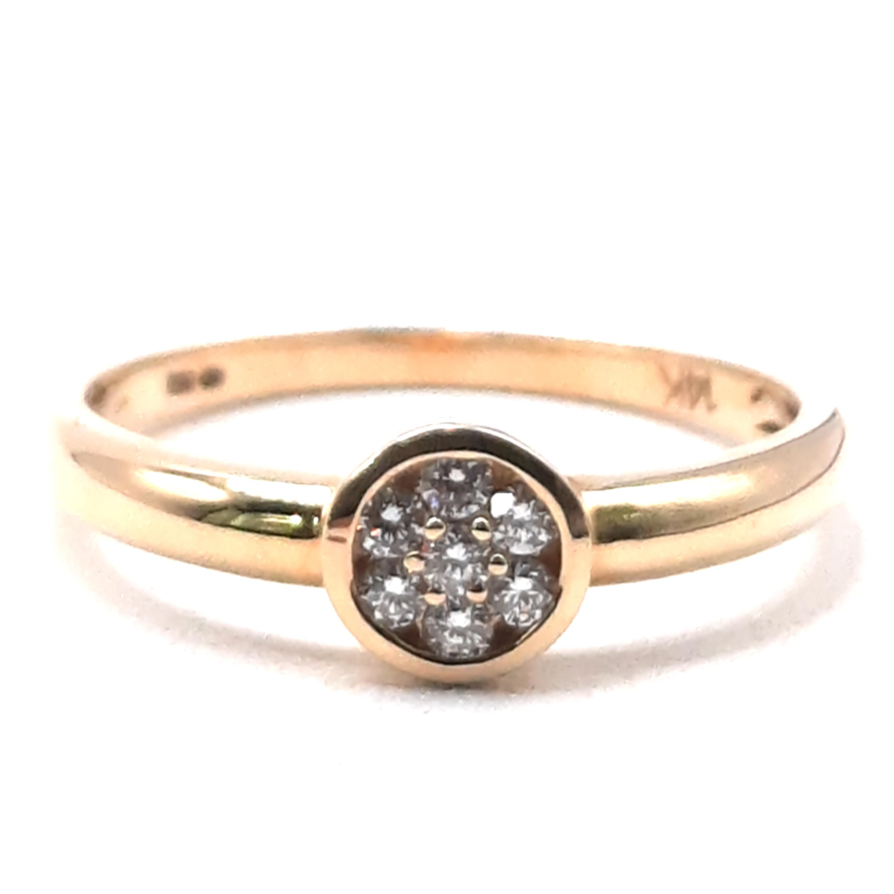 De Diamanten Verlovingsring met modelnummer BREA-000275 is een prachtige gouden ring in maat 54, gemaakt van 14-karaats goud. De ring bevat zeven briljant geslepen diamanten van SI1 zuiverheid en H (Wesselton)-kleur. Perfect om dagelijks te dragen als verlovingsring, voor speciale gelegenheden of om een stijlvolle look te completeren.