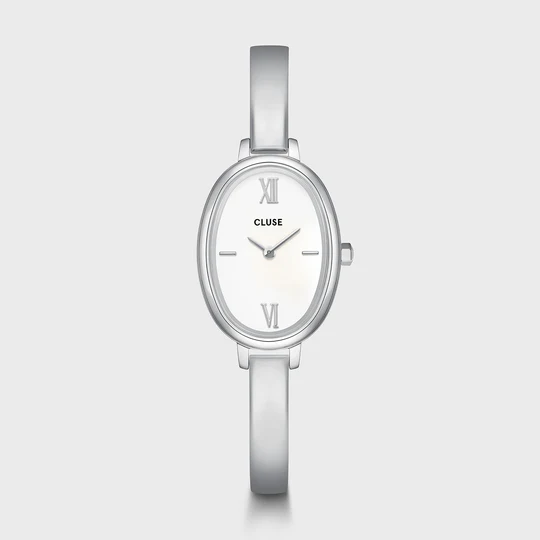 Het ovale L'Ovale horloge voor dames heeft een zilverkleurige kast van 30 mm, een witte wijzerplaat en een zilverkleurig roestvrijstalen bandje van 6 mm.