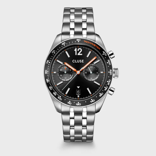 Het ronde Aravis Dual Timer horloge voor heren heeft een zilverkleurige kast van 40,5 mm, een roestvrijstalen bandje van 20 mm en een zwarte wijzerplaat met een tachometerlunette en een uurwerk met dubbele tijdfunctie, zowel met een datumfunctie als de mogelijkheid om twee tijdzones weer te geven.