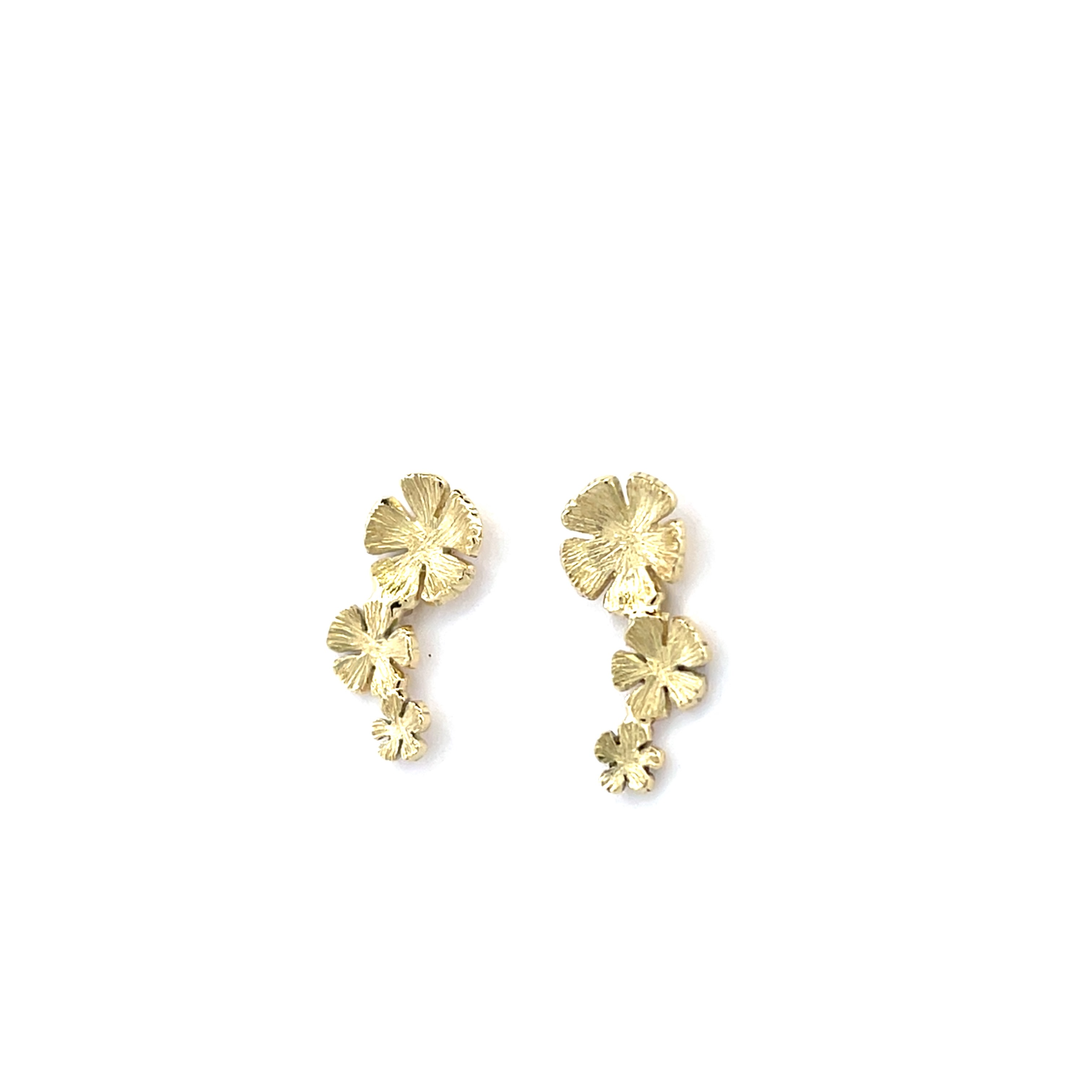 Bijzondere oorbellen uit een hele collectie speciaal ontworpen sieraden met vergeet me nietjes. Een klein vergeet-mij-nietje heeft een sterke symbolische waarde. De bloem staat voor trouw en oneindige liefde. Met het dragen of geven van deze gouden of zilveren sieraden geeft u een extra betekenis aan uw liefde.

Maak een afspraak en kom deze oorstekers passen! Of bestel ze gelijk, dan sturen we deze mooi verpakt naar je toe.