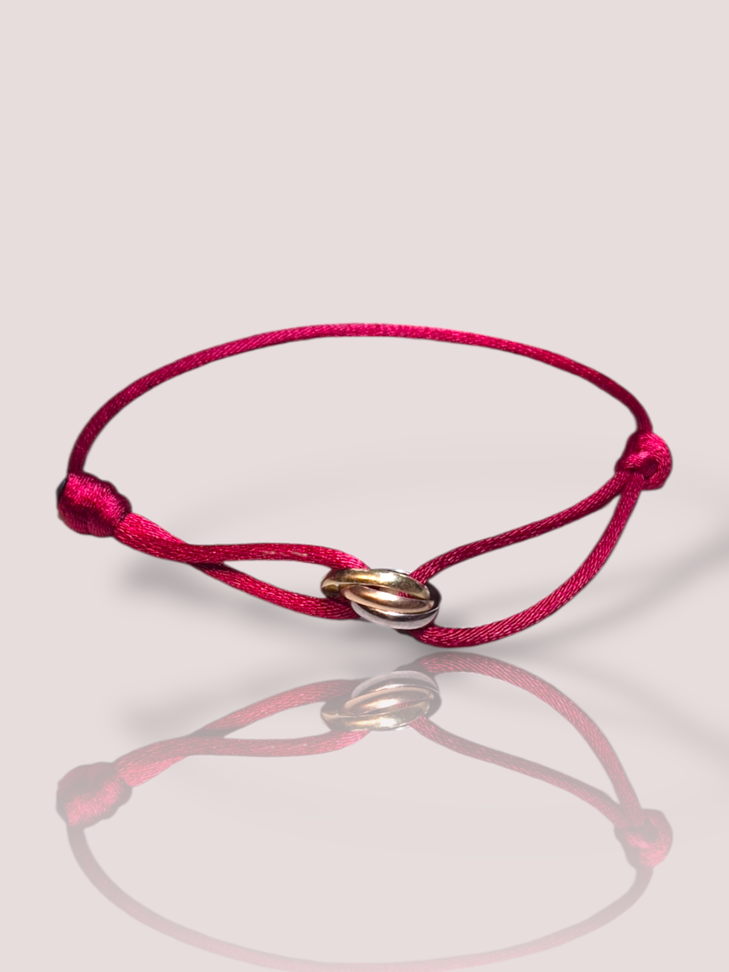 Dit prachtige Vintage 18k Trinity Cartier tricolor armbandje is een juweel van topkwaliteit. Het is een koordarmband met een driekleurig, iconisch ontwerp dat stijl uitstraalt. Draag het solo voor een verfijnde look of combineer met andere armbanden voor een gedurfde statement. Perfect voor elke gelegenheid en outfit.

Het armbandje komt compleet met doos.