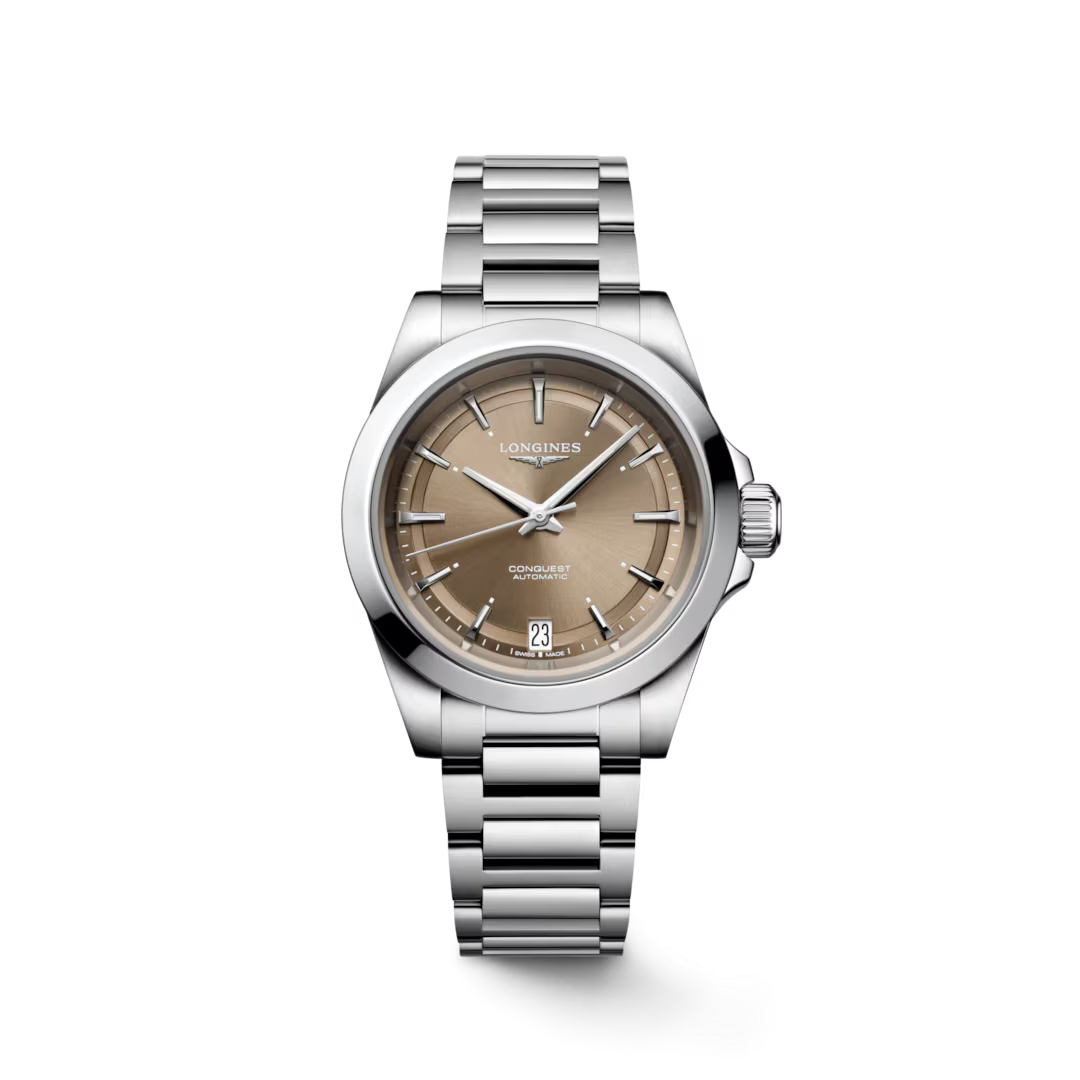 De Longines Conquest L34304626 is een elegante en stijlvolle horloge. Het horloge heeft een zilveren roestvrijstalen band en een sunray bruine wijzerplaat, waardoor het perfect is voor zowel formele als informele gelegenheden. Draag dit horloge om je pols voor een klassieke en verfijnde uitstraling. Een absolute aanwinst voor elke horlogeverzameling!