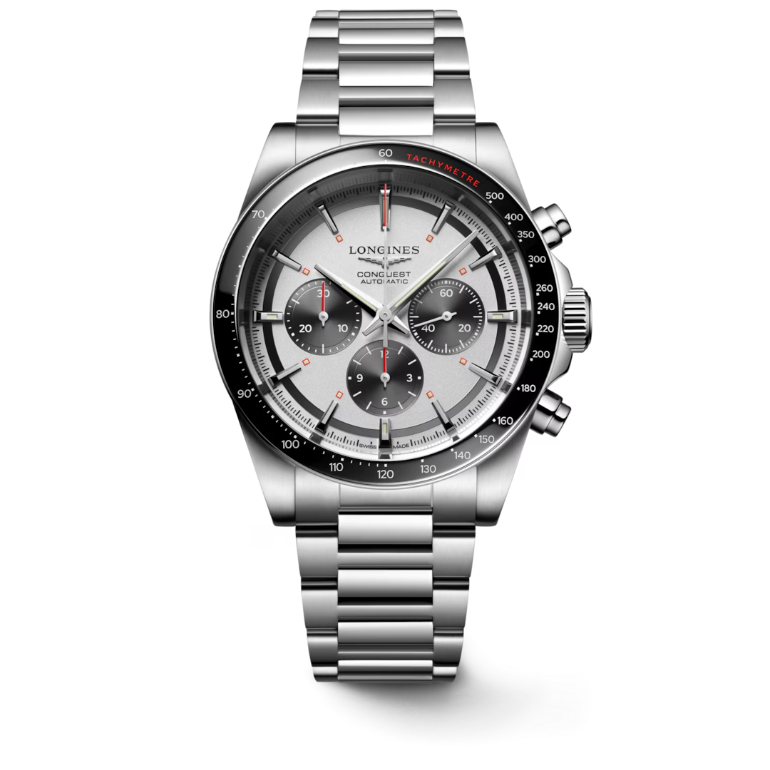 De Longines Conquest L38354726 is een luxe Zwitsers automatisch polshorloge met een chronograaf functie. Kenmerken zijn een zilverkleurige roestvrijstalen kast van 42 mm, saffierglas, zilverkleurige wijzerplaat en antiallergische stalen band. Waterbestendig tot 10 ATM. Stijlvol voor zowel formele gelegenheden als dagelijks gebruik. Draag met zilveren sieraden voor een elegante look. 