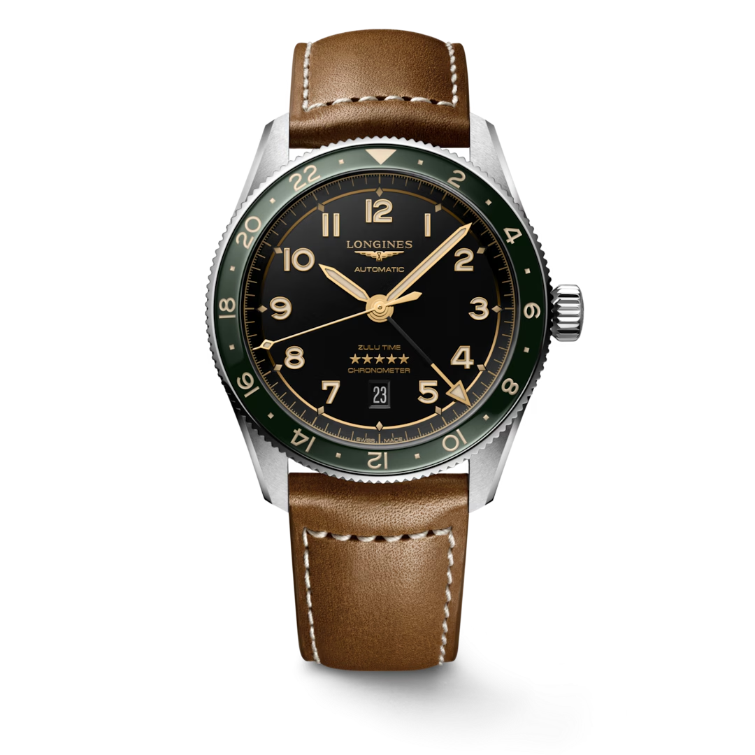 Het Longines Spirit Zulu Time horloge heeft een stoere en functionele uitstraling met zijn Zulu Time-functie, waarmee u gemakkelijk een tweede tijdzone kunt aflezen. De stalen kast en leren band zorgen voor duurzaamheid en stijl. Draag dit horloge met casual of zakelijke outfits voor een veelzijdige look. De beste manier om het te dragen is om het te combineren met een leren jas en jeans voor een trendy uitstraling.