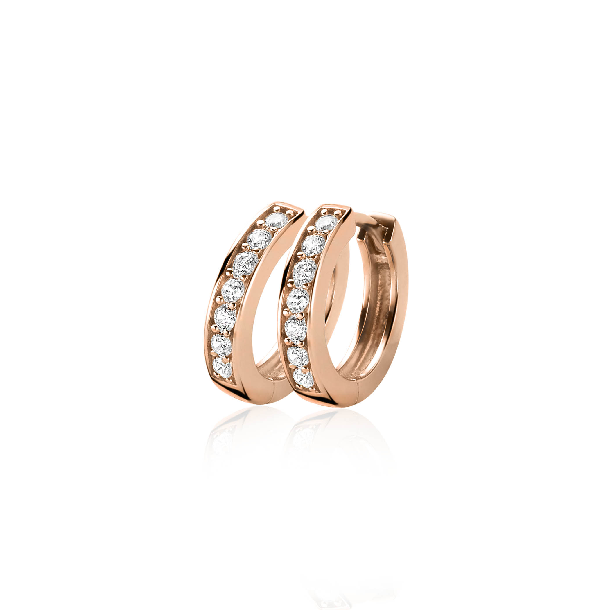ZINZI zilveren ros&eacute; vergulde oorringen bezet met witte zirconia's en voorzien van luxe scharniersluiting. De oorringen zijn 15mm x 3mm groot. geel vergulde sieraden zijn gemakkelijk te combineren met je andere zilveren sieraden en kunnen niet ontbreken in je sieraden collectie. Deze oorringen zijn 15x3mm groot en vervaardigd van eerste gehalte zilver (925).