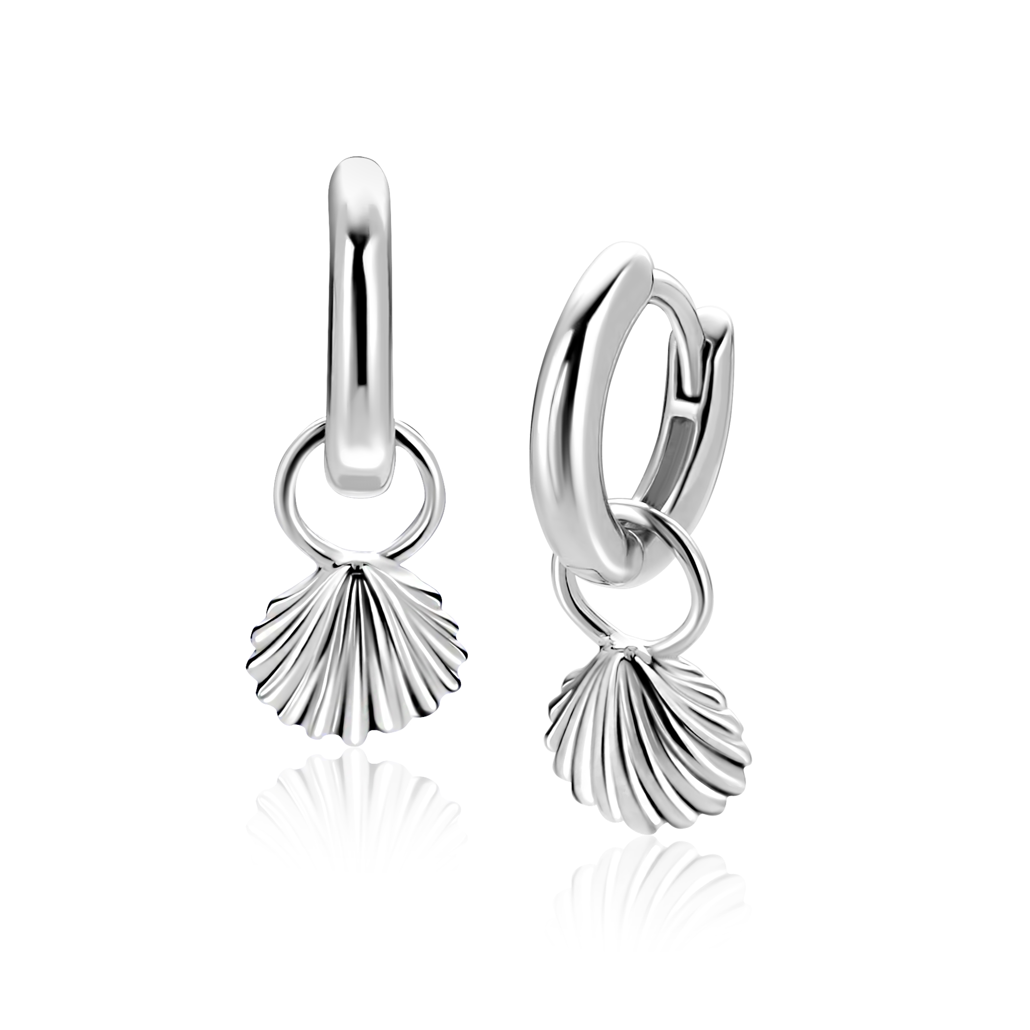 De Zinzi ZICH2732 Zilveren Oorbedels in schelpvorm zijn verfijnde hoepeloorbellen, vervaardigd uit 925 sterlingzilver en zijn nikkelvrij voor een comfortabele draagervaring. Met een sierdiameter van 12 mm en een breedte van 7,7 mm zijn ze ideaal voor dagelijks gebruik of speciale gelegenheden. Draag ze als een subtiele aanvulling op elke zilveren sieradenset.