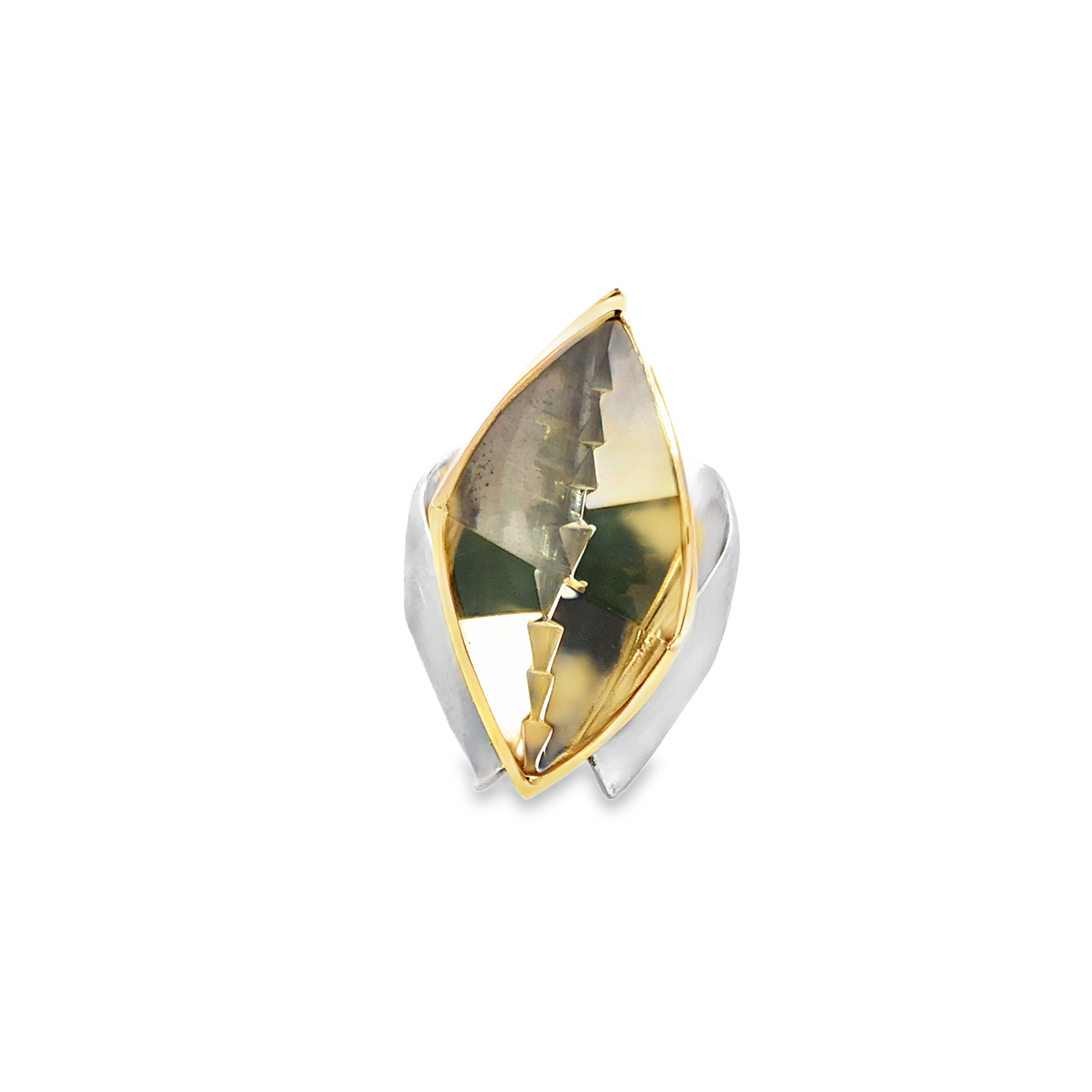 Dieser Ring, Citrin 27,63 ct., besticht durch einen beeindruckenden Citrin-Edelstein von 27,53 Karat, eingefasst in einer Kombination aus Gold (Au) und Silber (Ag). Als stilvolles Schmuckst&uuml;ck der Kategorie "JEWEL" hebt er jedes Outfit hervor. Ideal f&uuml;r besondere Anl&auml;sse oder als luxuri&ouml;ser Akzent im Alltag. Tragen Sie ihn am besten allein f&uuml;r maximale Wirkung.