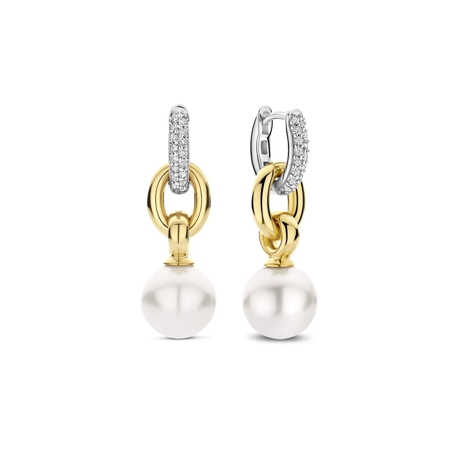 Ti Sento oorringen 78016YP &mdash; elegante vergulde damesoorringen van 925 sterling zilver met fonkelende zirkonia en verfijnde parel. Tijdloos en vrouwelijk ontwerp met luxe uitstraling. Verkrijgbaar bij Juwelier Schouten &ndash; Middenwaard, Heerhugowaard.