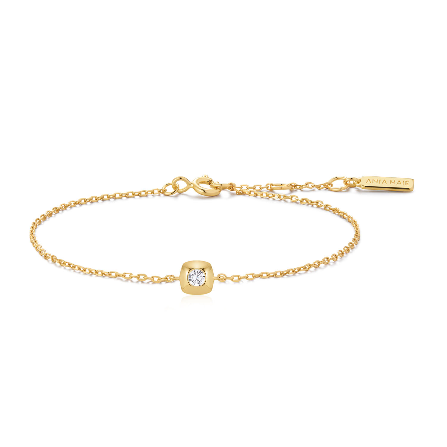 Subtiel en verfijnd, deze armband heeft een zacht afgeronde, vierkante hanger met een zirkonia. Draag hem alleen voor een minimalistische look, of combineer hem met opvallende sieraden om de zachte uitstraling en doordachte stijl te benadrukken.

HET MERK
Ge&iuml;nspireerd door de laatste fashion trends is Ania Haie het toonaangevende sieradenmerk voor hoogkwalitatieve maar ook betaalbare zilveren sieraden, zonder op de kwaliteit in te leveren. Iedere collectie is gebaseerd op de laatste catwalktrends, waardoor Ania Haie snel tot h&eacute;t sieradenmerk voor stijlbewuste consumenten is verkozen. Elk sieraad wordt ontworpen om te combineren met andere sieraden waardoor je je eigen look kunt cre&euml;ren. Maar ook zijn Ania Haie sieraden opvallend genoeg om op zichzelf te dragen.

SPECIFICATIES
- Ania Haie
- Armband
- 925 zilver met gold plating
- Lengte 18,5cm
- AH B072-01G