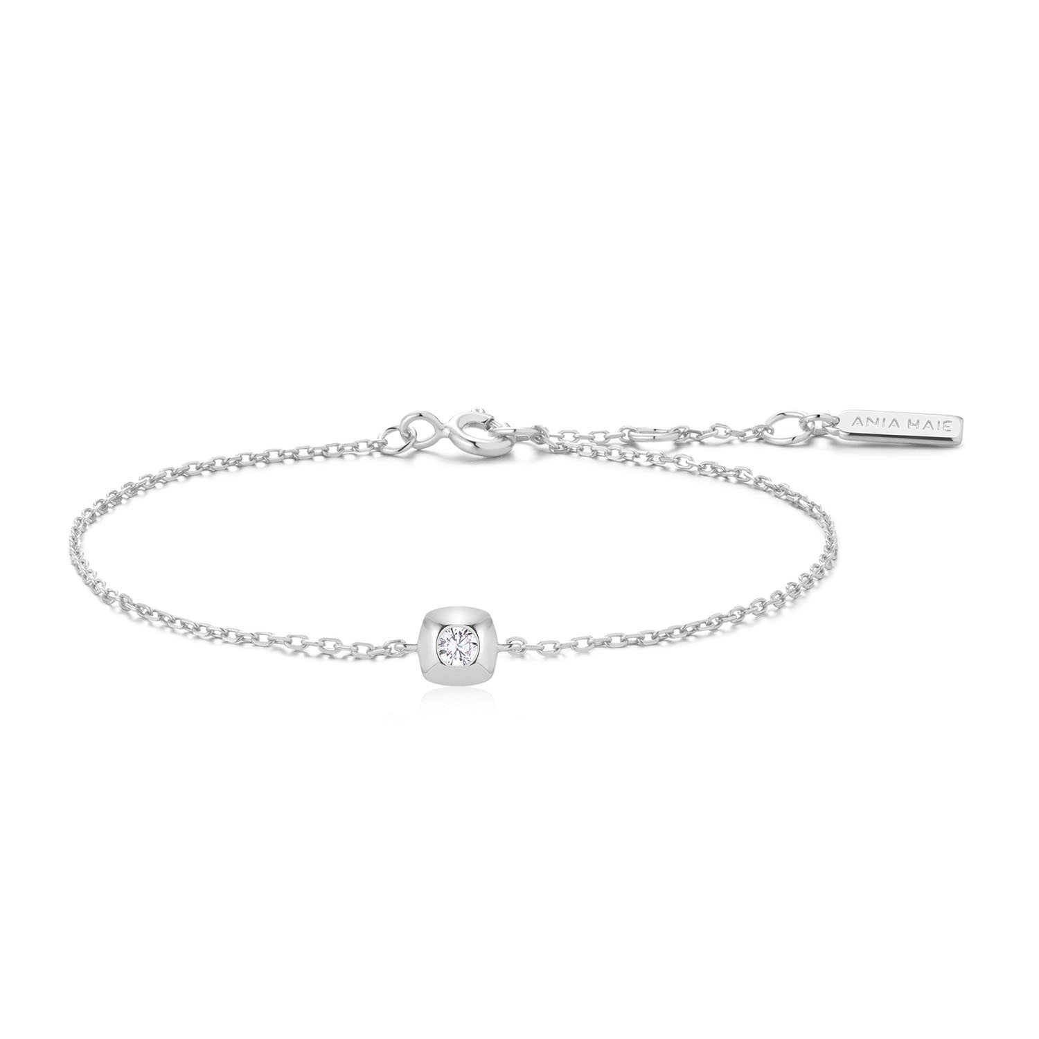 Subtiel en verfijnd, deze armband heeft een zacht afgeronde, vierkante hanger met een zirkonia. Draag hem alleen voor een minimalistische look, of combineer hem met opvallende sieraden om de zachte uitstraling en doordachte stijl te benadrukken.

HET MERK
Ge&iuml;nspireerd door de laatste fashion trends is Ania Haie het toonaangevende sieradenmerk voor hoogkwalitatieve maar ook betaalbare zilveren sieraden, zonder op de kwaliteit in te leveren. Iedere collectie is gebaseerd op de laatste catwalktrends, waardoor Ania Haie snel tot h&eacute;t sieradenmerk voor stijlbewuste consumenten is verkozen. Elk sieraad wordt ontworpen om te combineren met andere sieraden waardoor je je eigen look kunt cre&euml;ren. Maar ook zijn Ania Haie sieraden opvallend genoeg om op zichzelf te dragen.

SPECIFICATIES
- Ania Haie
- Armband
- 925 zilver
- Lengte 18,5cm
- AH B072-01H