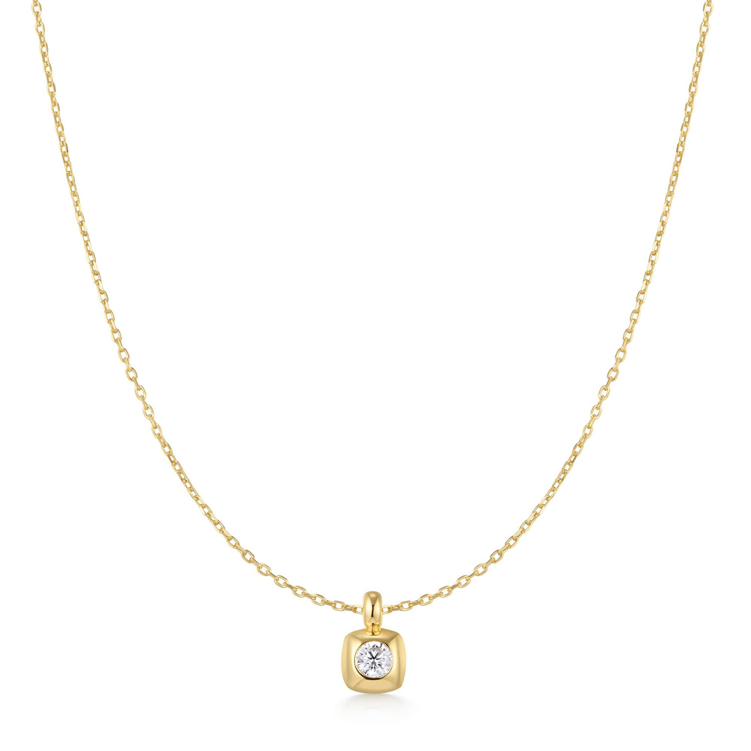 Subtiel en verfijnd, deze ketting heeft een zacht vierkante, kussenvormige hanger met een zirconia. Draag hem alleen voor een minimalistische look, of combineer hem met opvallende sieraden om de eenvoud te benadrukken. Het is meer dan alleen een sieraad; het is een bewijs van zelfvertrouwen en moeiteloze elegantie.

MERK
Ge&iuml;nspireerd door de laatste fashion trends is Ania Haie het toonaangevende sieradenmerk voor hoogkwalitatieve maar ook betaalbare zilveren sieraden, zonder op de kwaliteit in te leveren. Iedere collectie is gebaseerd op de laatste catwalktrends, waardoor Ania Haie snel tot h&eacute;t sieradenmerk voor stijlbewuste consumenten is verkozen. Elk sieraad wordt ontworpen om te combineren met andere sieraden waardoor je je eigen look kunt cre&euml;ren. Maar ook zijn Ania Haie sieraden opvallend genoeg om op zichzelf te dragen.

SPECIFICATIES
- Ania Haie
- Ketting
- 925 zilver met gold plating
- Lengte 45,5cm
- AH N072-01G