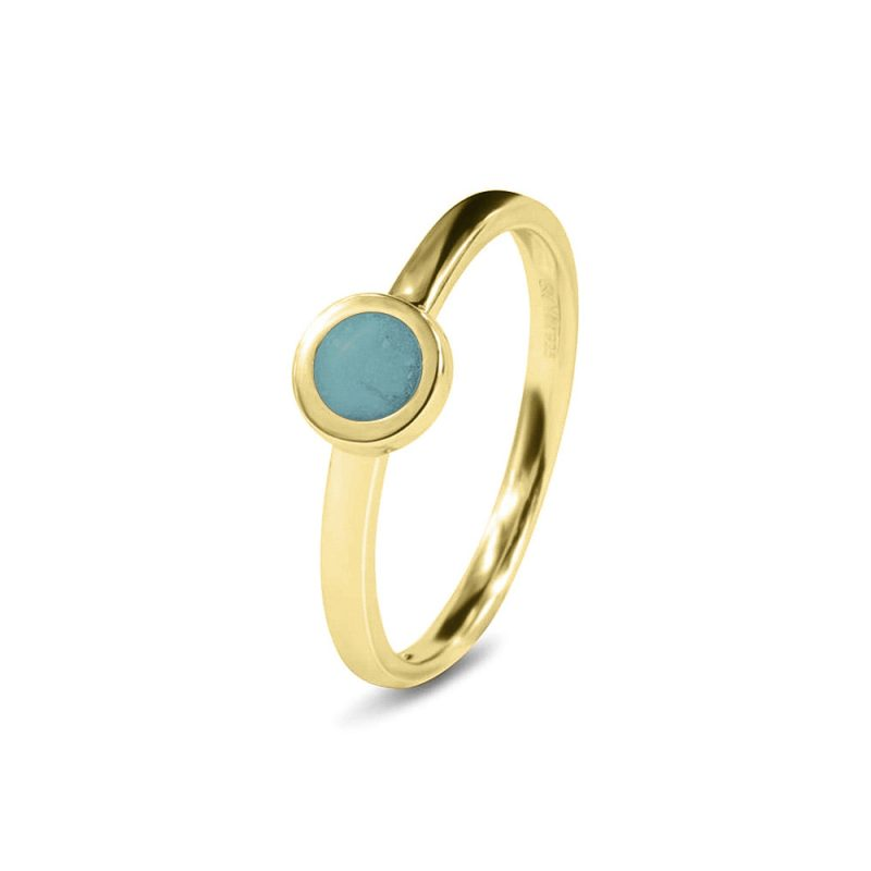 Gouden ring, rond compartimentje. Dit sieraad wordt zichtbaar aan de voorkant gevuld met as en wordt vermengd met onze speciale hars. Deze ring wordt ook wel gebruikt als aanschuif ring. Doordat het hartje bovenop de scheen ligt, kan hij makkelijk bij een andere ring aangeschoven worden.