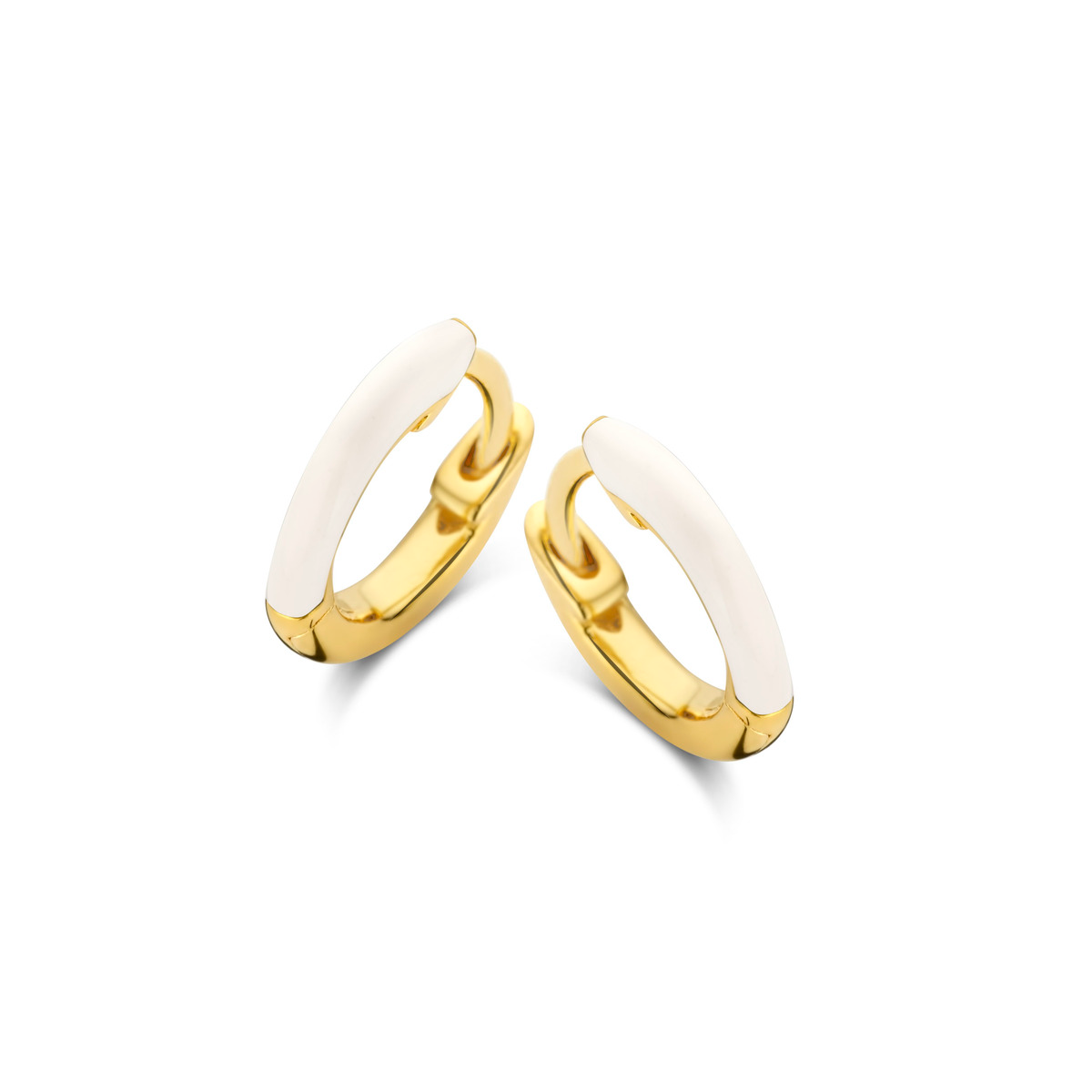 Fijne zilver vergulde oorbel creooltjes met aan een zijde wit ge-emailleerd. 
Mogelijkheid om ze in beide richtingen te dragen. Ze hebben een buitendiameter van 10mm