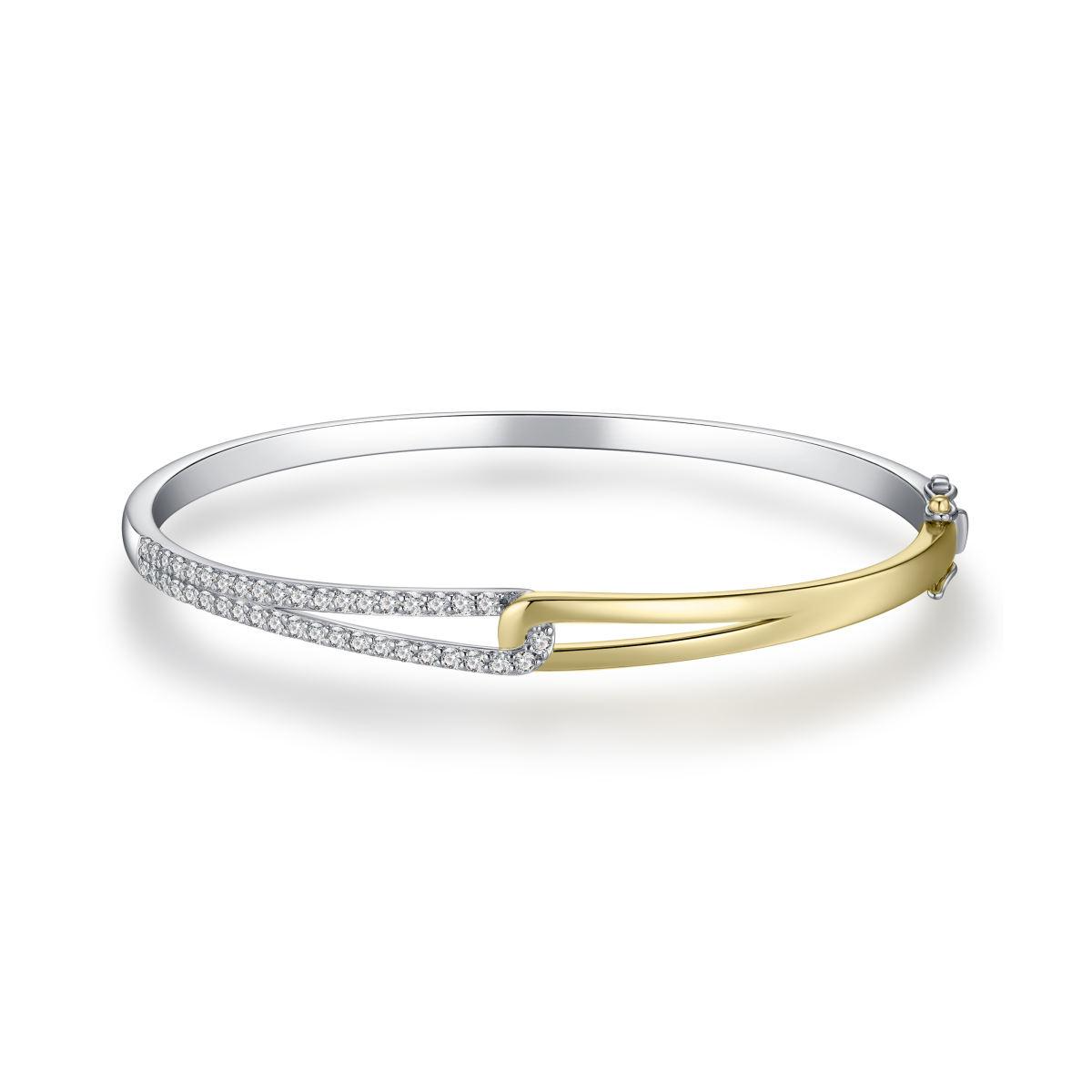 De Gisser armband bangle SB36Y is gemaakt van zilver en verguld zilver en is versierd met zirconia's. Het heeft een elegante goud-zilveren kleur en is vervaardigd uit 925 sterling zilver. Draag het als een statement piece of combineer met andere armbanden voor een gelaagde look.