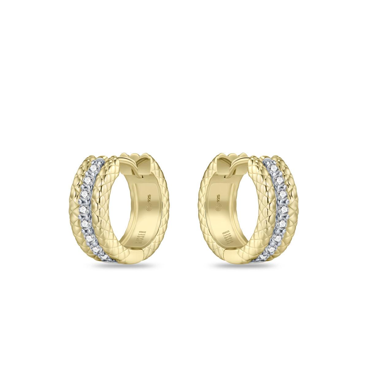 Deze gold plated oorringen van Elena vallen op door de combinatie van structuur en schittering. Het oppervlak heeft een verfijnd patroon dat het ontwerp een bijzondere diepte geeft, terwijl een rij helder stralende zirkonia&rsquo;s langs de voorzijde voor extra detail zorgt. De oorringen zijn gemaakt van 925 sterling zilver en afgewerkt met een duurzame goudkleurige plating die de warme kleur langdurig behoudt. Met een afmeting van 6,2 mm bij 15 mm sluiten ze stevig en comfortabel aan, ideaal voor dagelijks dragen. De glanzende afwerking maakt deze oorringen een stijlvolle keuze voor uiteenlopende gelegenheden. Dankzij hun uitgebalanceerde ontwerp zijn ze moeiteloos te combineren met andere sieraden uit de Elena-collectie.