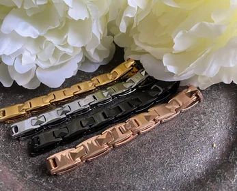 Dit smalle armbandje in goudkleur is een verfijnd sieraad dat perfect past bij elke outfit. Modelnummer SMALLE ARMBAND GOUDKLEURIG valt in de categorie "Sieraad" en type "Armband". Draag het alleen voor een minimalistische look of combineer met andere armbanden voor een trendy, gelaagde stijl. Een must-have voor elke sieradencollectie.