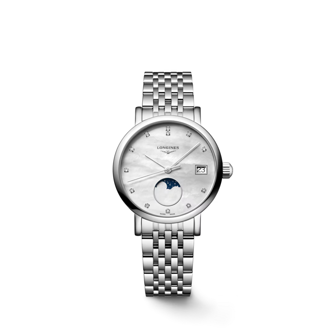 De Longines Elegant L43304876 is een verfijnd horloge met Zwitserse quartz-beweging en analoge wijzerplaat, versierd met echte diamanten. Het horloge heeft een zilverkleurige edelstalen band en kast, een witte wijzerplaat en krasbestendig saffierglas. Draag dit elegante polshorloge tijdens formele gelegenheden voor een tijdloze en luxe uitstraling. Het is antiallergisch en waterbestendig tot 3 bar.
