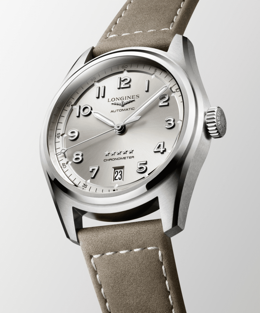 De Longines Spirit L34104632 heeft kenmerkende eigenschappen zoals een robuuste roestvrijstalen kast, een beige wijzerplaat met Arabische cijfers en een bruine lederen band. Dit horloge is perfect voor dagelijks gebruik en past bij zowel formele als informele gelegenheden. Draag het met vertrouwen om uw stijl en persoonlijkheid te benadrukken. Met dit klassieke en tijdloze ontwerp heb je altijd een elegante uitstraling.