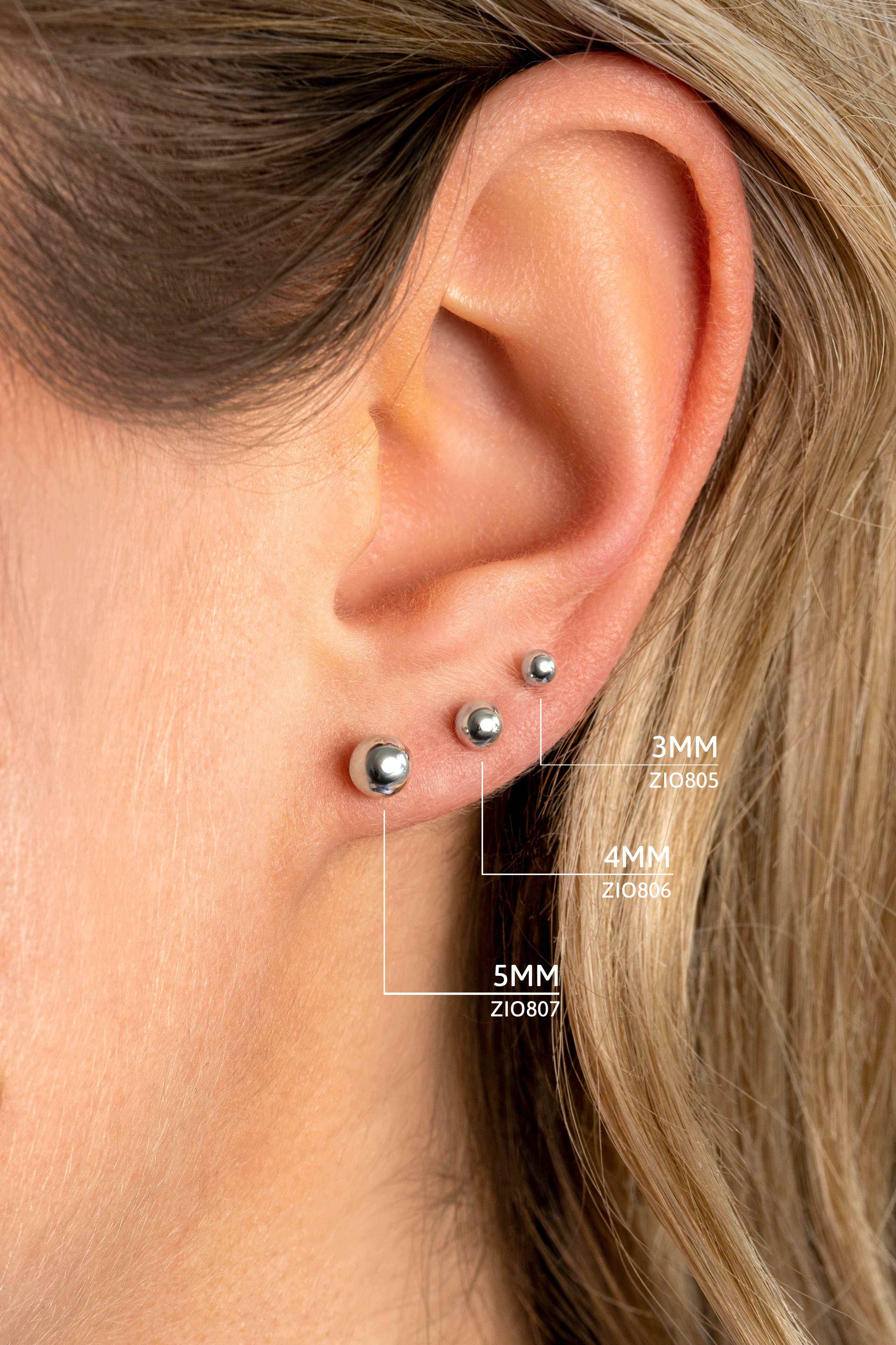 ZIO806 is een elegant paar oorstekers,Deze stijlvolle oorbellen voegen een vleugje verfijning toe aan elke outfit. Draag ze bij zowel formele als informele gelegenheden voor een tijdloze uitstraling. Combineer ze met opgestoken haar of een chique outfit om de aandacht op de oorbellen te vestigen.