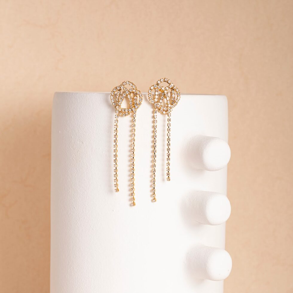 De Amore-oorringen zijn het toppunt van luxe en verfijning, ontworpen om harten op het eerste gezicht te veroveren. Met hun elegante lengte en schitterende glans stralen ze elegantie en tijdloze charme uit.

De Amore-oorringen zijn ontworpen als de perfecte finishing touch en tillen elke outfit naar een hoger niveau met hun romantische charme. Word opnieuw verliefd op sieraden, want deze oorbellen zijn gemaakt om te bewonderen.