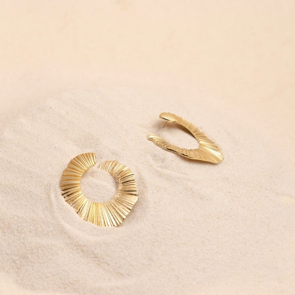 De Aurel-oorringen zijn de belichaming van individualiteit en elegantie, met een uniek hoepelontwerp dat werkelijk uniek is. Verkrijgbaar in luxe 24-karaats goud of palladium plating, maken deze oorbellen een gedurfde statement met behoud van een tijdloze aantrekkingskracht. Perfect voor wie op zoek is naar een verfijnde maar innovatieve look, bieden de Aurel-oorringen een onderscheidende touch die elke outfit naar een hoger niveau tilt, zodat u opvalt met ingetogen elegantie. Een waar meesterwerk voor de moderne sieradenliefhebber.
Lengte