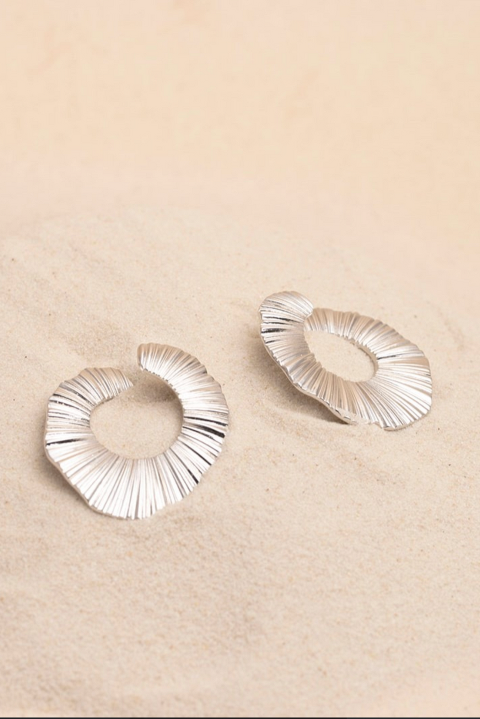 De Aurel-oorringen zijn de belichaming van individualiteit en elegantie, met een uniek hoepelontwerp dat werkelijk uniek is. Verkrijgbaar in luxe 24-karaats goud of palladium plating, maken deze oorbellen een gedurfde statement met behoud van een tijdloze aantrekkingskracht. Perfect voor wie op zoek is naar een verfijnde maar innovatieve look, bieden de Aurel-oorringen een onderscheidende touch die elke outfit naar een hoger niveau tilt, zodat u opvalt met ingetogen elegantie. Een waar meesterwerk voor de moderne sieradenliefhebber.
Lengte