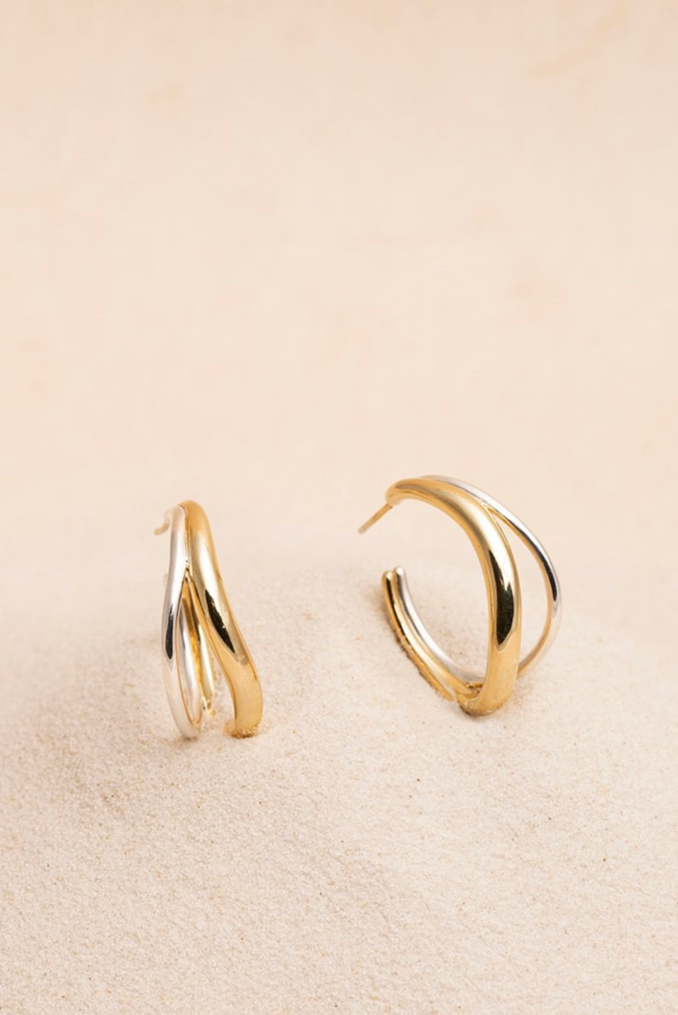 De Camila Double Hoops, zijn stijlvolle en veelzijdige oorbellen die elke outfit compleet maken. Deze tweekleurige oorbellen zijn ideaal voor zowel casual als chique gelegenheden. Draag ze met opgestoken haar om hun unieke ontwerp te benadrukken. Perfect voor elke sieradenliefhebster die houdt van een moderne en verfijnde uitstraling.
