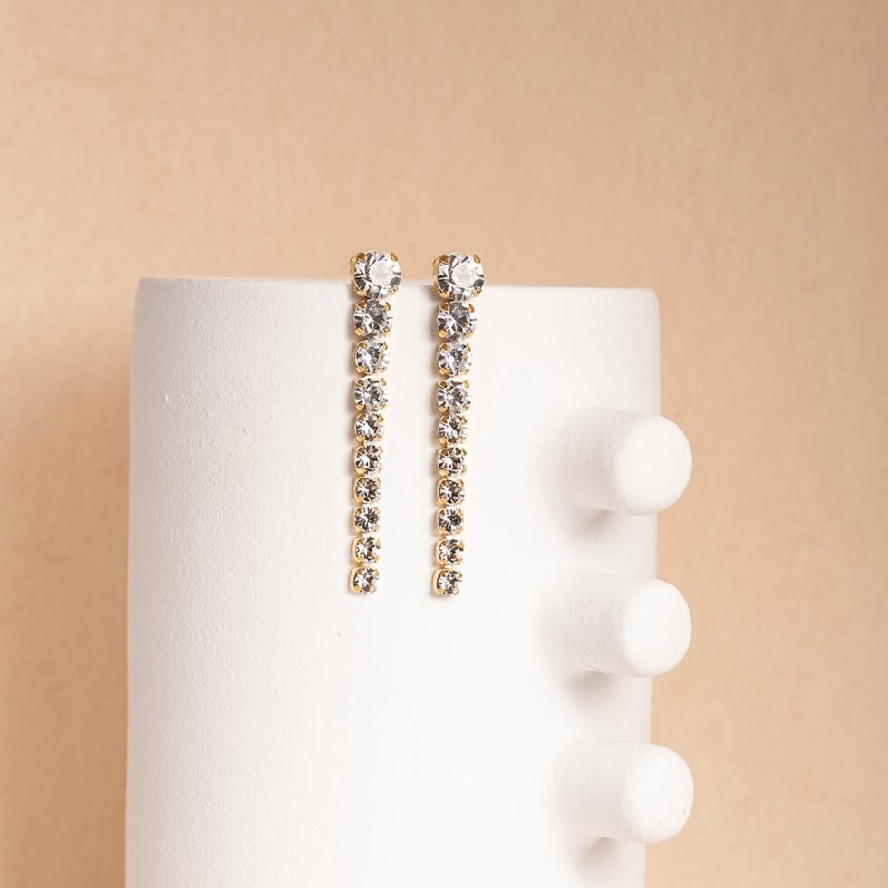 Ontworpen om het licht te vangen en de aandacht te trekken, zijn de Joanne Oorbellen perfect voor je zomerfeestjes of elke gelegenheid die om een vleugje glamour vraagt. Deze oorbellen zijn gemaakt om te stralen, net zoals jij.