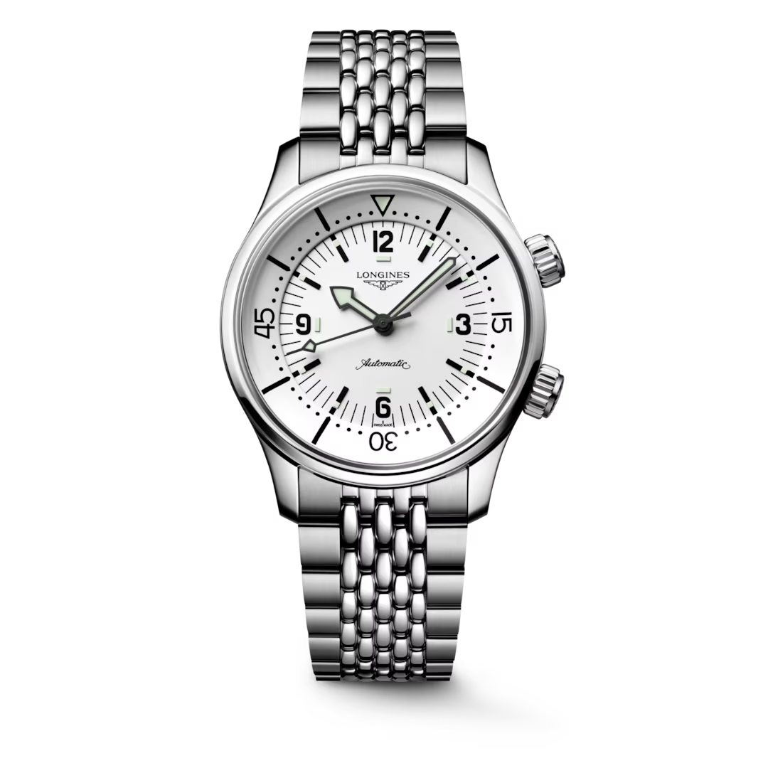 De Longines Legend Diver L37644166 is een verfijnd herenhorloge met een roestvrijstalen kast en band. Het heeft een automatische beweging, analoge aanduiding en een witte wijzerplaat. Met zijn saffierglas, ronde vorm, en robuuste waterdichtheid (30 ATM) is het ideaal voor dagelijks gebruik en formele gelegenheden. Draag dit elegante horloge met zorg en stijl.