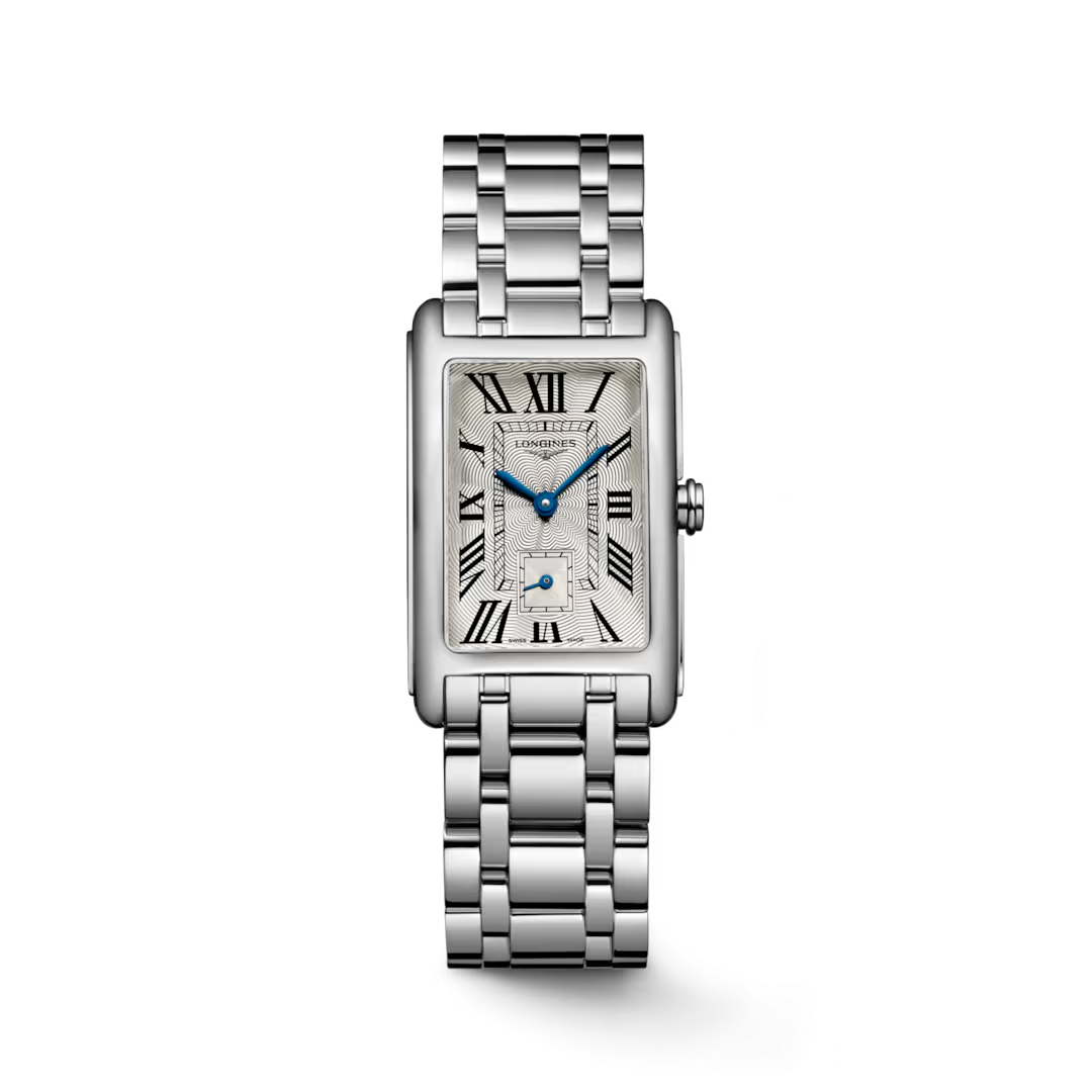 De Longines DolceVita L55124716 is een verfijnd horloge met een rechthoekige kast van roestvrij staal en saffierglas. Het zilverkleurige analoge quartz horloge heeft Romeinse cijferwijzers. Het is waterbestendig tot 3 ATM. Het past perfect bij formele of informele outfits. Draag het met een nette blouse of pak voor een klassieke uitstraling.