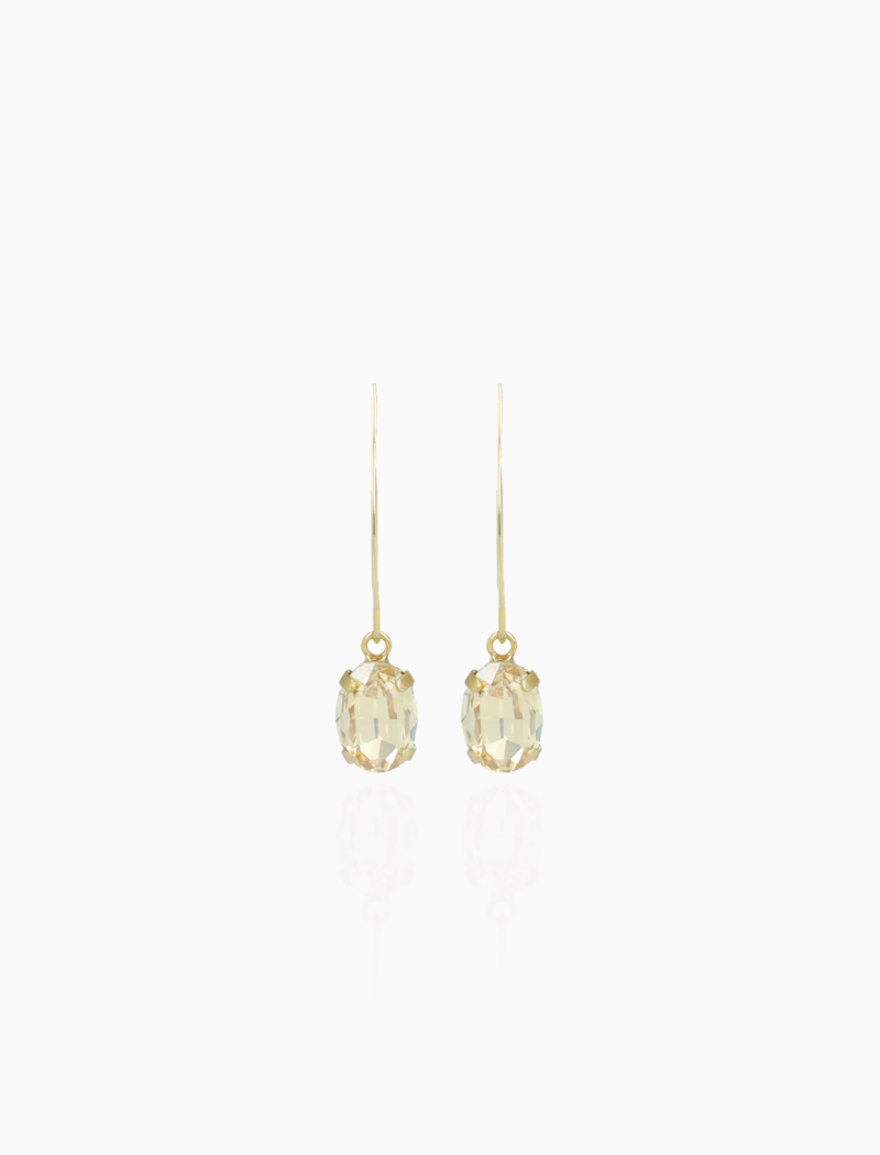 Voeg een vleugje verfijning toe aan je look met de 'Light Peridot Daan ovaal Strass Pendant Oorbellen' van LOTT. gioielli. Deze prachtige oorbellen, met een ovale vorm en sprankelende strass elementen in een lichte peridot tint, stralen een tijdloze charme uit. Hun glinsterende details vangen het licht op een subtiele en elegante manier, waardoor je een vleugje glamour toevoegt aan elke outfit. Met een lichtgewicht van 0.8 gram en 4,5 cm lang, zijn deze oorbellen uiterst comfortabel om te dragen, waardoor ze perfect zijn voor dagelijks gebruik. Hun verfijnde design en sprankelende details maken ze een onmisbaar accessoire voor elke moderne vrouw. Voeg een vleugje exclusiviteit toe aan je sieradencollectie met de 'Light Peridot ovaal Strass Pendant Oorbellen' van LOTT. gioielli. Met hun tijdloze uitstraling en subtiel sprankelende details, zijn deze oorbellen een perfecte aanvulling op elke outfit. You deserve a LOTT.