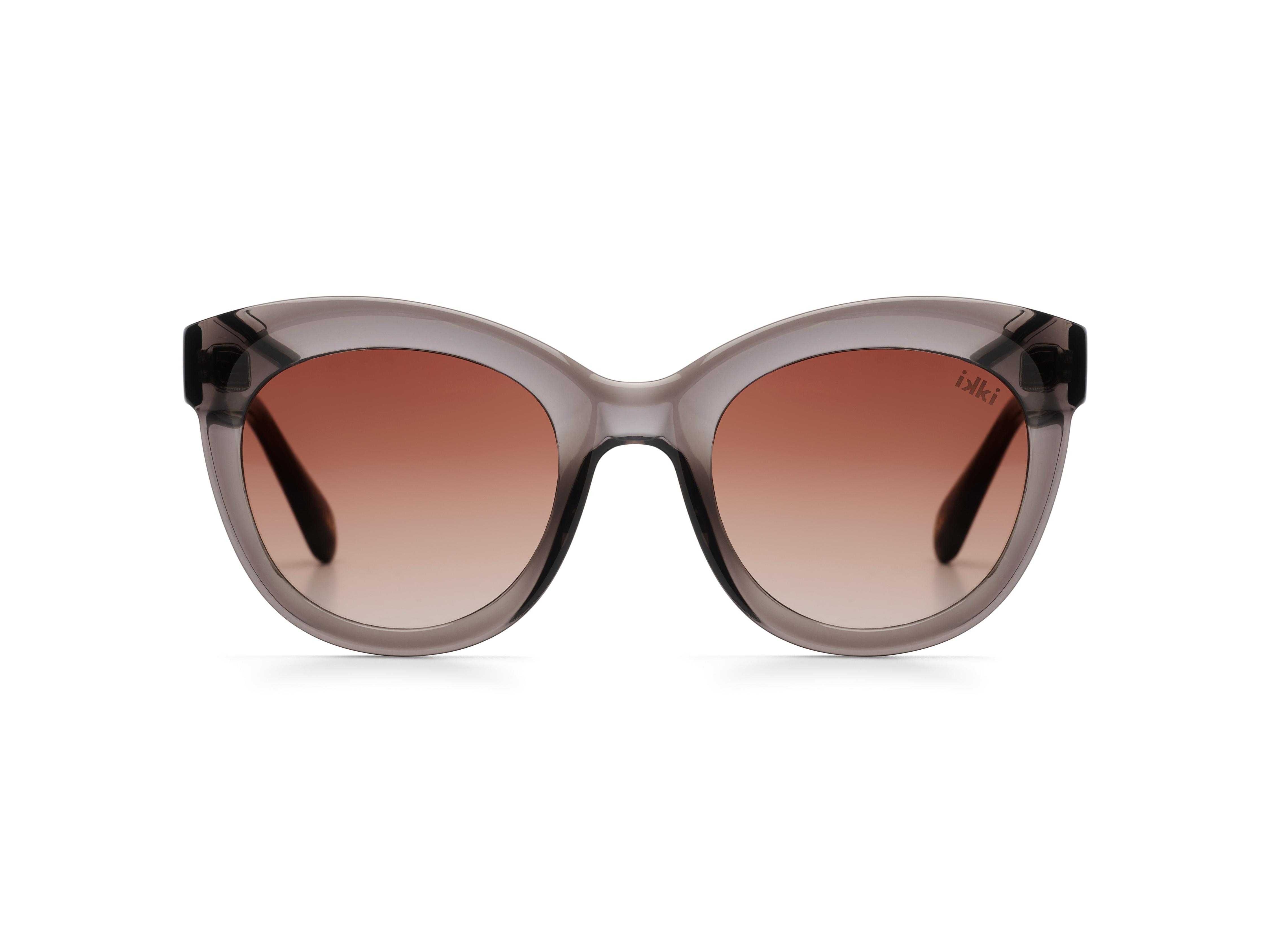 De Ikki Zonnebril CLAIRE 41-2 in grijs met bruine gradient-lenzen (modelnummer IKKI41-2) is een stijlvolle accessoire uit de categorie ACCESSOIRES, specifiek zonnebrillen. Het is perfect om te dragen op zonnige dagen voor een trendy en beschermende look. Combineer deze zonnebril met casual of chique outfits voor een modieuze uitstraling.