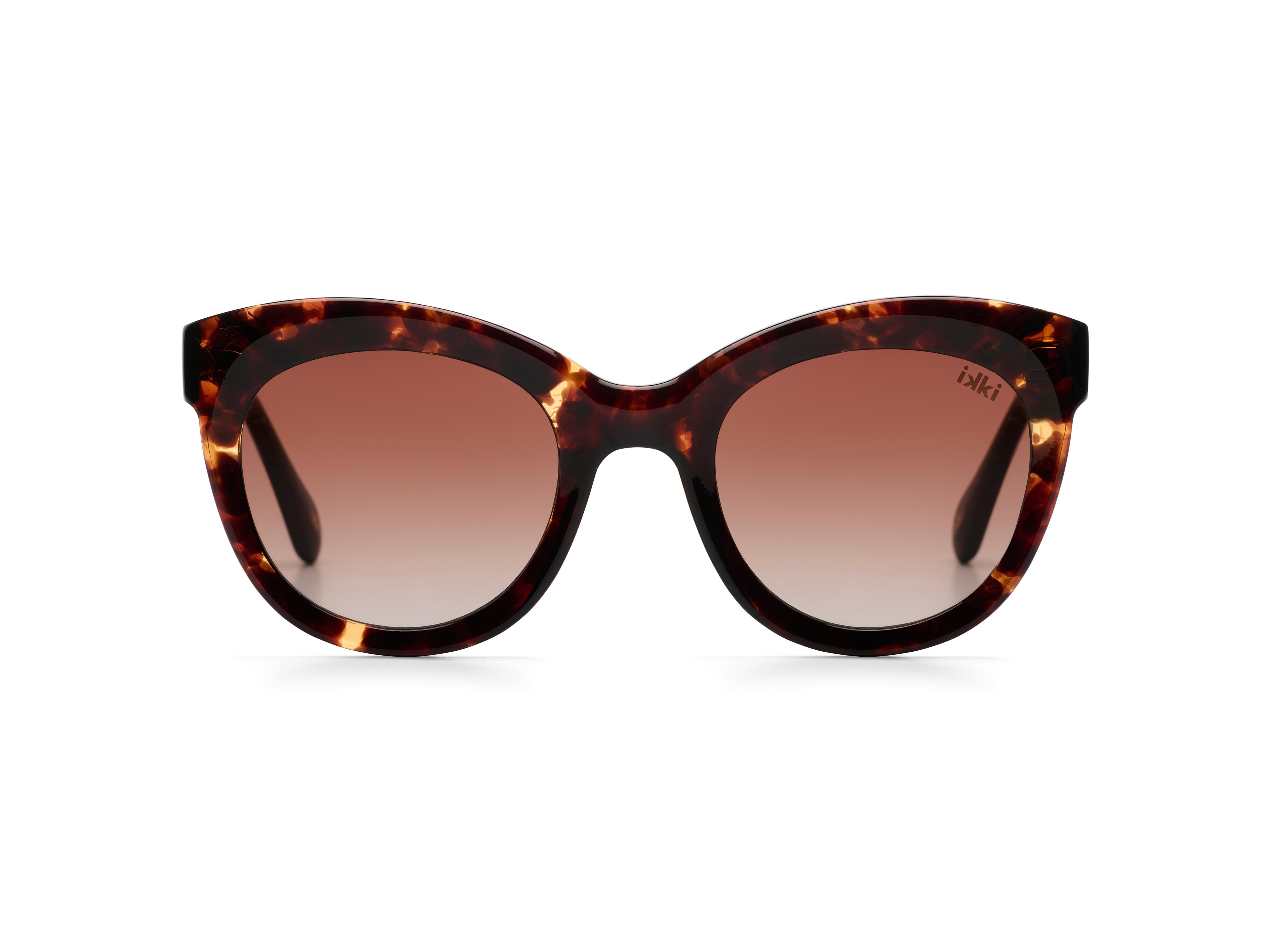 l IKKI CLAIRE 41-6 in dark turtle met gradient brown glazen.
Een tijdloos model met een warme, luxe uitstraling. Licht, comfortabel en perfect voor elke dag &ndash; van zonnig terras tot stadswandeling. Stijlvol beschermen was nog nooit zo moeiteloos