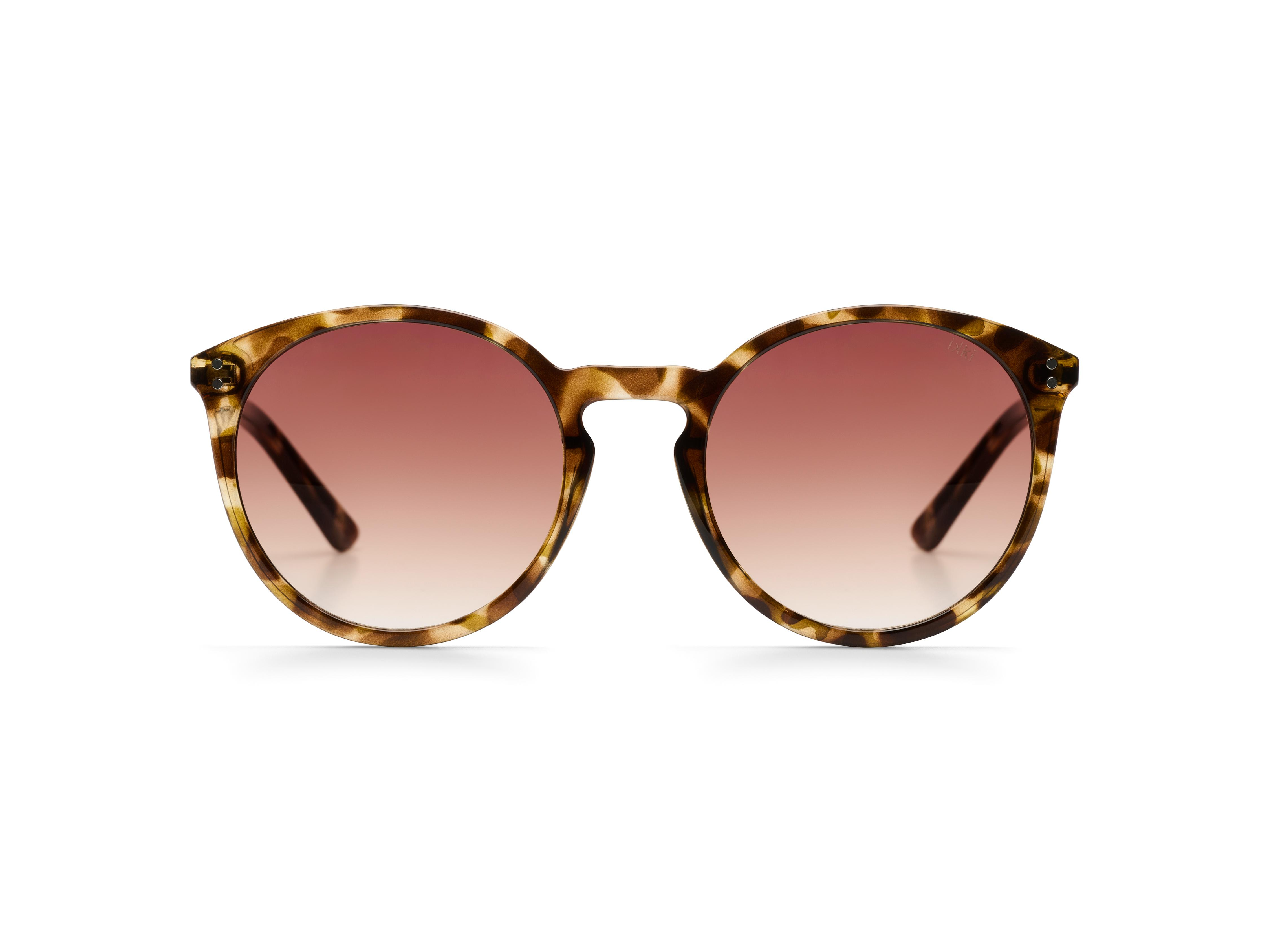 De Ikki zonnebril model IKKI82-3 is een stijlvol accessoire, passend binnen de categorie ACCESSOIRES en specifiek ontworpen als ZONNEBRIL. Deze zonnebril biedt niet alleen bescherming tegen UV-straling, maar voegt ook een trendy touch toe aan je outfit. Draag het met casual zomerkleding of tijdens een dag op het strand voor de perfecte look.