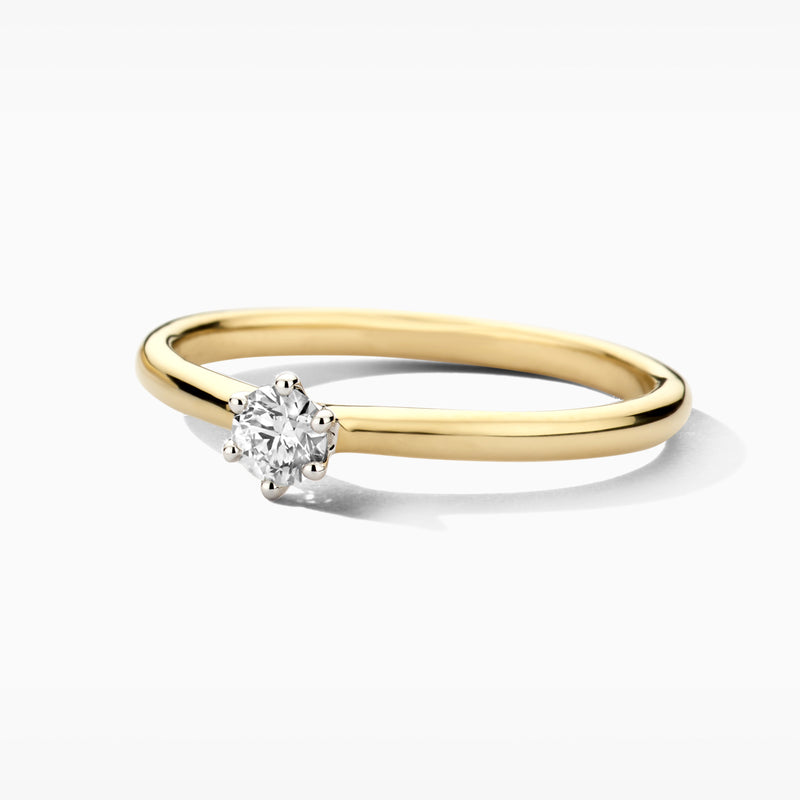 Deze ring van 14k geelgoud met een lab-diamond in witgouden chaton-zetting straalt eenvoud en elegantie uit. Het karaatgewicht van de diamant is 0,20 en de doorsnede van de band is 1,9 mm. Draag deze ring op zichzelf of combineer hem met andere ringen uit onze collectie.