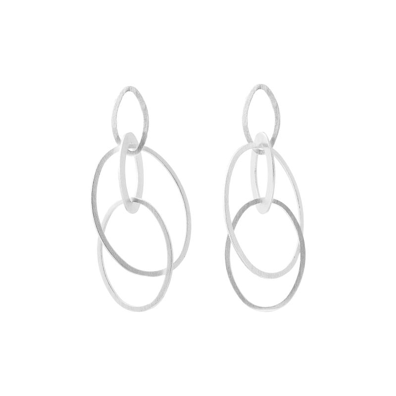 Tezer is ge&iuml;nspireerd door de rechte lijnen en vormen van zilver en goud, die worden gecombineerd, gecombineerd en gevormd om hun rigide geometrie te doorbreken. De sieraden worden met de hand gemaakt in kleine oplages, waardoor elk stuk zijn eigen karakter heeft. Het resultaat is een collectie van vrouwelijke sieraden die elegantie en eenvoud uitstralen, perfect voor de moderne vrouw die houdt van ingewikkelde, maar opvallende accessoires.