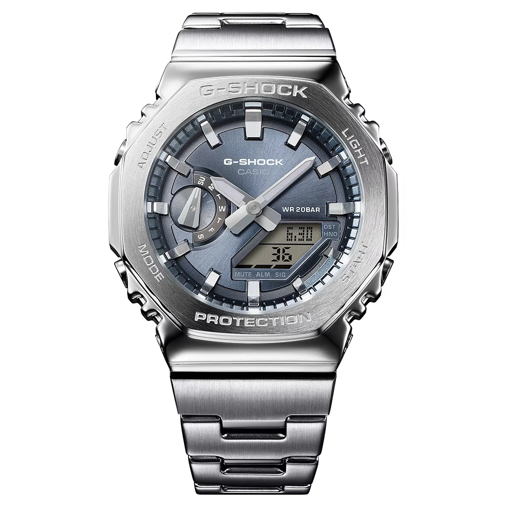 Casio G-Shock heren horloge zilver blauw 49,3 mm analoog-digitaal 20 ATM | GM-2110D-8AER &mdash; robuust zilvergrijs sporthorloge met metalen edelstalen kast en band, schokbestendige constructie en multifunctionele functies. Elegant, sportief en klaar voor dagelijks gebruik of avontuur. Verkrijgbaar bij Juwelier Schouten &ndash; Middenwaard, Heerhugowaard.
