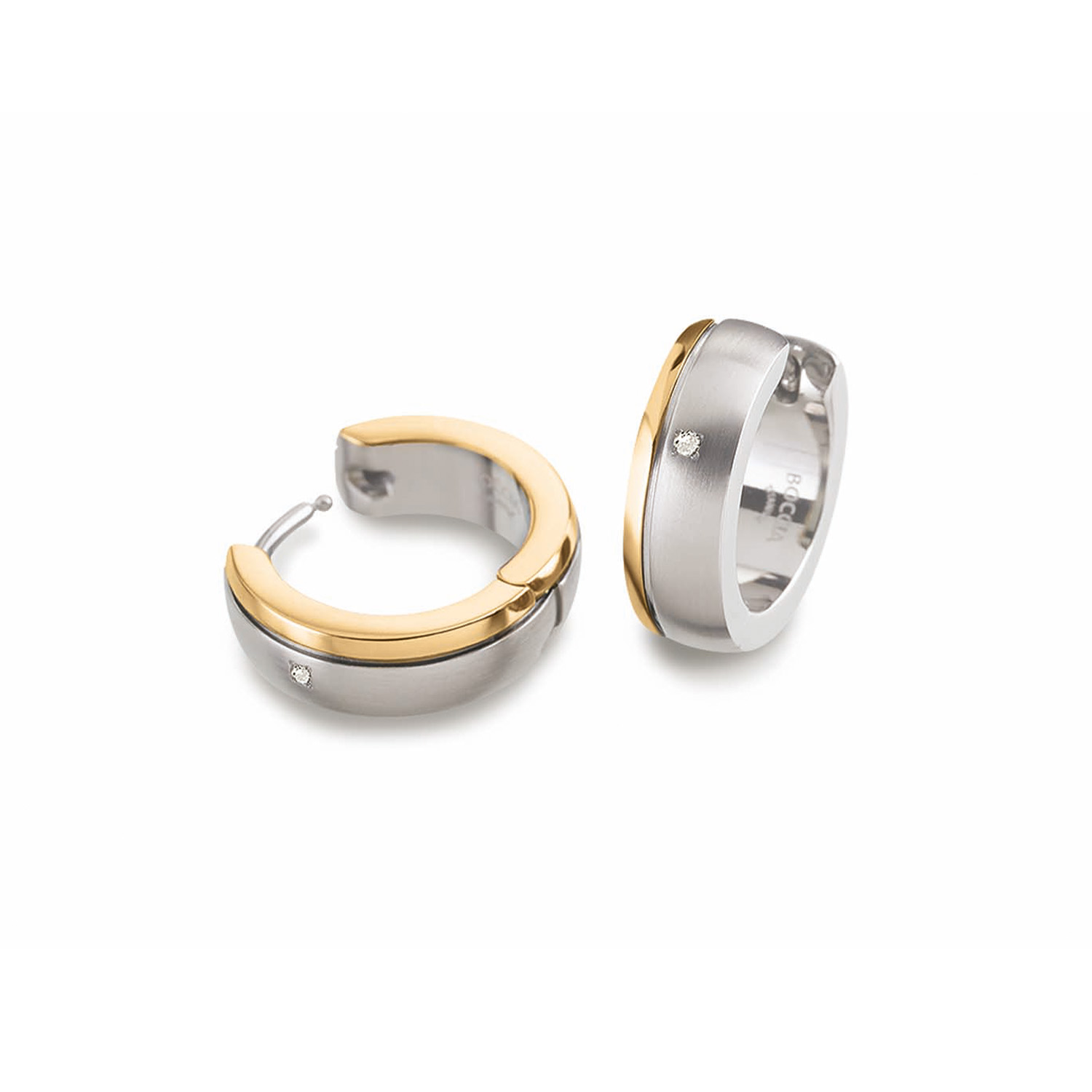Boccia Titanium 0539-20 Oorringen
Deze unieke titanium oorringen van Boccia Titanium zijn een mooie toevoeging aan je sieradencollectie! Wat deze titanium oorringen uniek maakt, is dat ze bicolor zijn. In de zilverkleurige band zit een diamant van 0,005ct. Ze hebben een klapsluiting en vallen mooi om het oor. Combineer de oorringen met andere sieraden van Boccia voor een complete look!

HET MERK
Boccia Titanium is het titanium merk van Nederland, dat zijn oorsprong in Duitsland vindt en is opgericht in het jaar 1992. Ontwikkeld door internationale ontwerpers. Alle titanium componenten van de BOCCIA TITANIUM collectie zijn gemaakt van 99,7% puur titanium; het bijzondere materiaal. Het is licht in gewicht, neemt de temperatuur van de huid aan en is zeer huidvriendelijk. Bovendien is het corrosie- en temperatuurbestendig.

SPECIFICATIES
- Oorringen 0539-20
- Puur titanium
- Bicolor
- 1,5cm
- Diamant