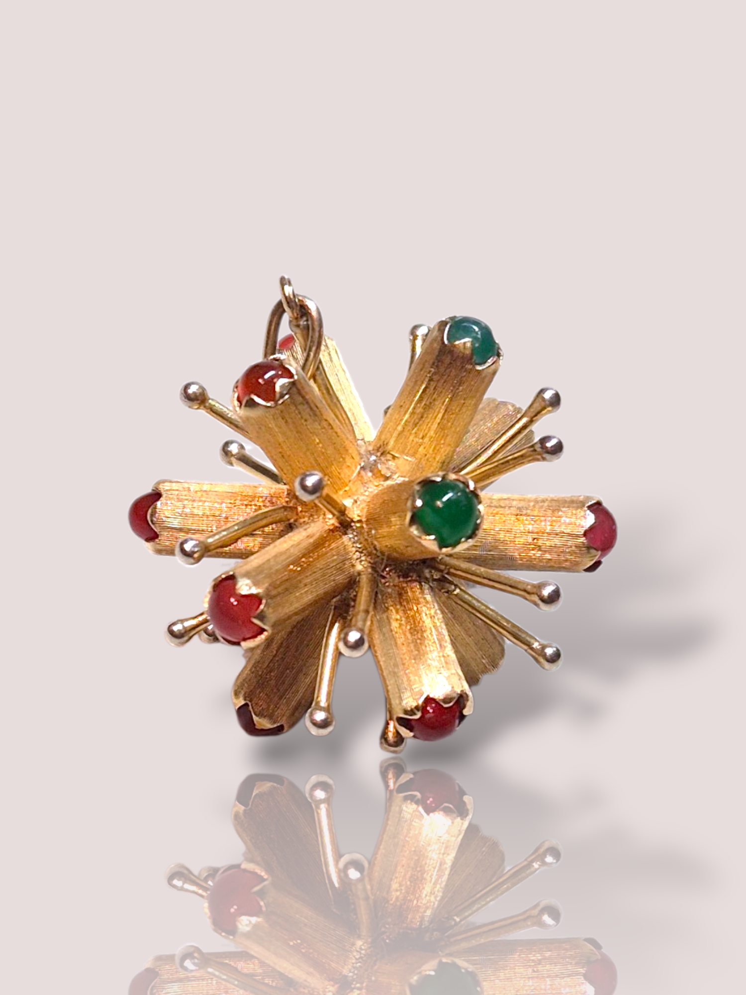 Deze prachtige Vintage 18k geel gouden Spoetnik hanger, is een uniek juweel met gekleurde cabochon glasstenen die elegantie en stijl toevoegen aan elke outfit. Draag deze opvallende hanger aan een gouden ketting voor een verfijnde look. Perfect als statement piece bij zowel alledaagse als formele gelegenheden. Een echt sieraad voor elke liefhebber.