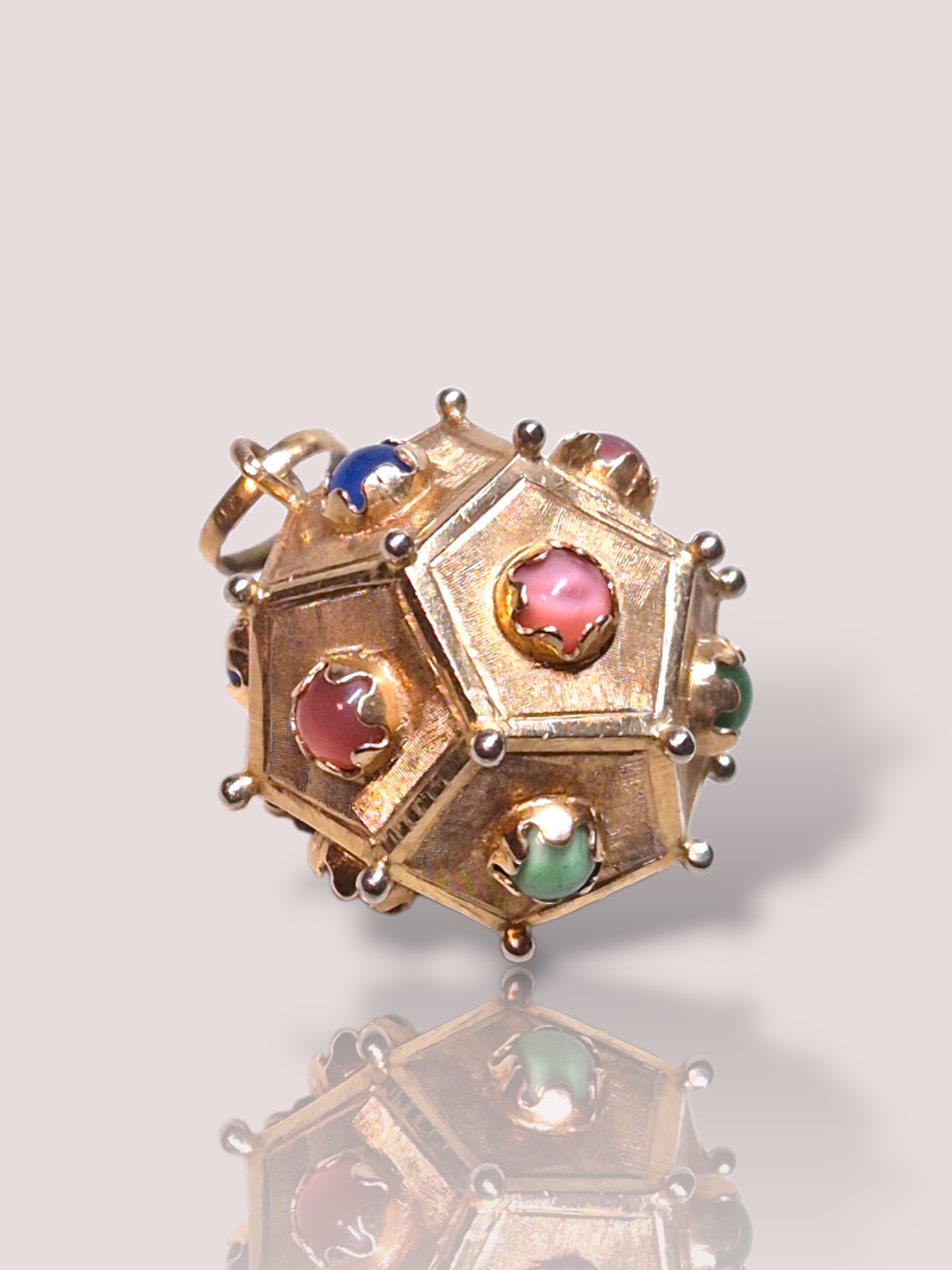 Vintage 18k geel gouden hanger voorzien van kleurstenen. De kleurstenen zijn cabochon geslepen glas met katoog effect, wat de hanger een geraffineerde uitstraling geeft. Dit prachtige sieraad is een echte eyecatcher. Combineer het met een eenvoudige ketting om de sprankelende kleurstenen te laten stralen. Ideaal voor speciale gelegenheden of om een dagelijkse outfit een luxe uitstraling te geven.