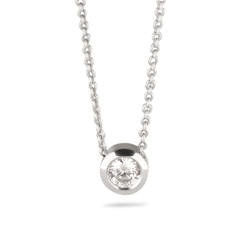 Solitair hangertje, inclusief collier. Dit prachtige, subtiele hangertje kan aan de achterkant gevuld worden met as. Het collier gaat door het hangertje heen, waardoor de zirkonia vrij kan bewegen. Dit hangertje is ook leverbaar in goud en met diamant.