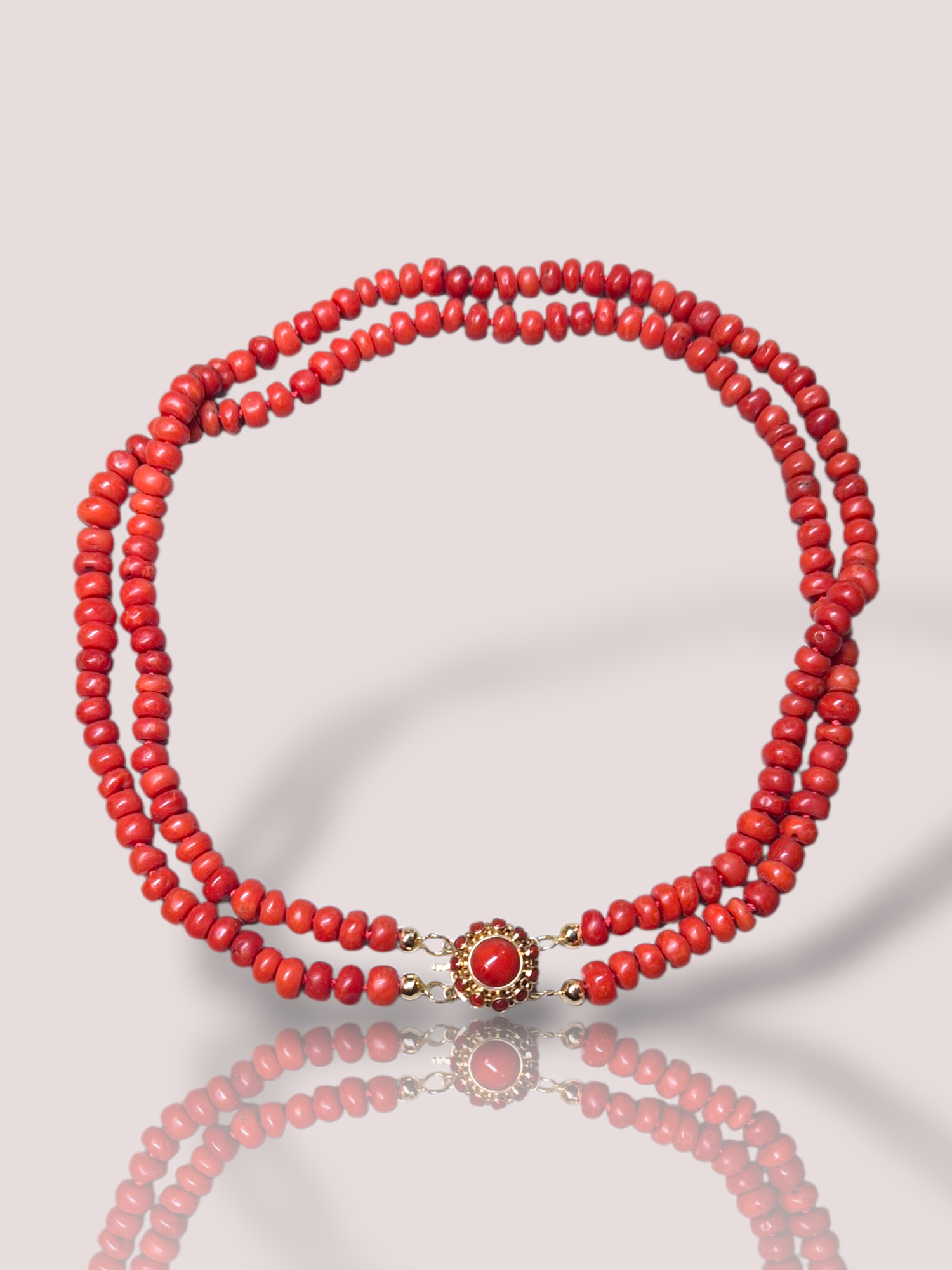 Dit vintage 2-rijig koraalcollier met 14k geel gouden slotje is een elegant sieraad dat elke outfit verfijnt. Dit subtiele juweel komt het beste tot zijn recht als het gedragen wordt met een eenvoudige top of jurk, waardoor de levendige koralen en het gouden slotje prachtig contrasteren en opvallen. Voeg een vleugje klassieke charme toe aan je look met dit collier.

De kralen zijn prachtig egaal en mooi oranje van kleur. De koralen hebben een diameter van tussen de 6,1-6,3 mm.