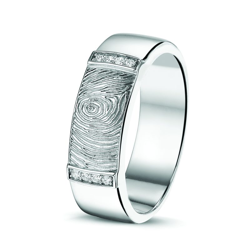 Vingerafdruk ring met zirkonia. De vingerafdruk wordt in het sieraad gelaserd. De lijntjes van de vingerafdruk worden dan mooi diep in het sieraad gelaserd zodat u de lijntjes ook werkelijk kunt voelen. De vingerafdruk zit inbegrepen in de prijs.