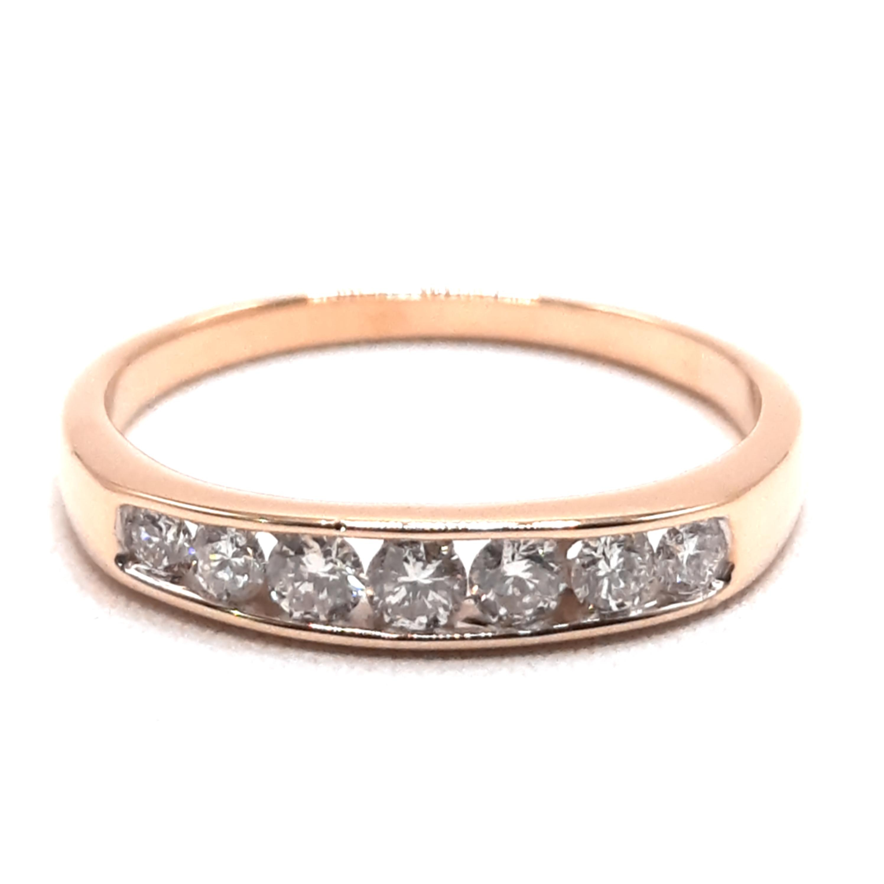 Deze betoverende verlovingsring met modelnummer 00002477 schittert met 7 diamanten van F-kleur en VS2-zuiverheid. Uitgevoerd in 18-karaat goud, maat 54, straalt hij luxe uit. Perfect te dragen tijdens een verloving, straalt deze ring elegantie en liefde uit. Combineer met andere gouden sieraden voor een complete look. Breedte: 3,65 mm.