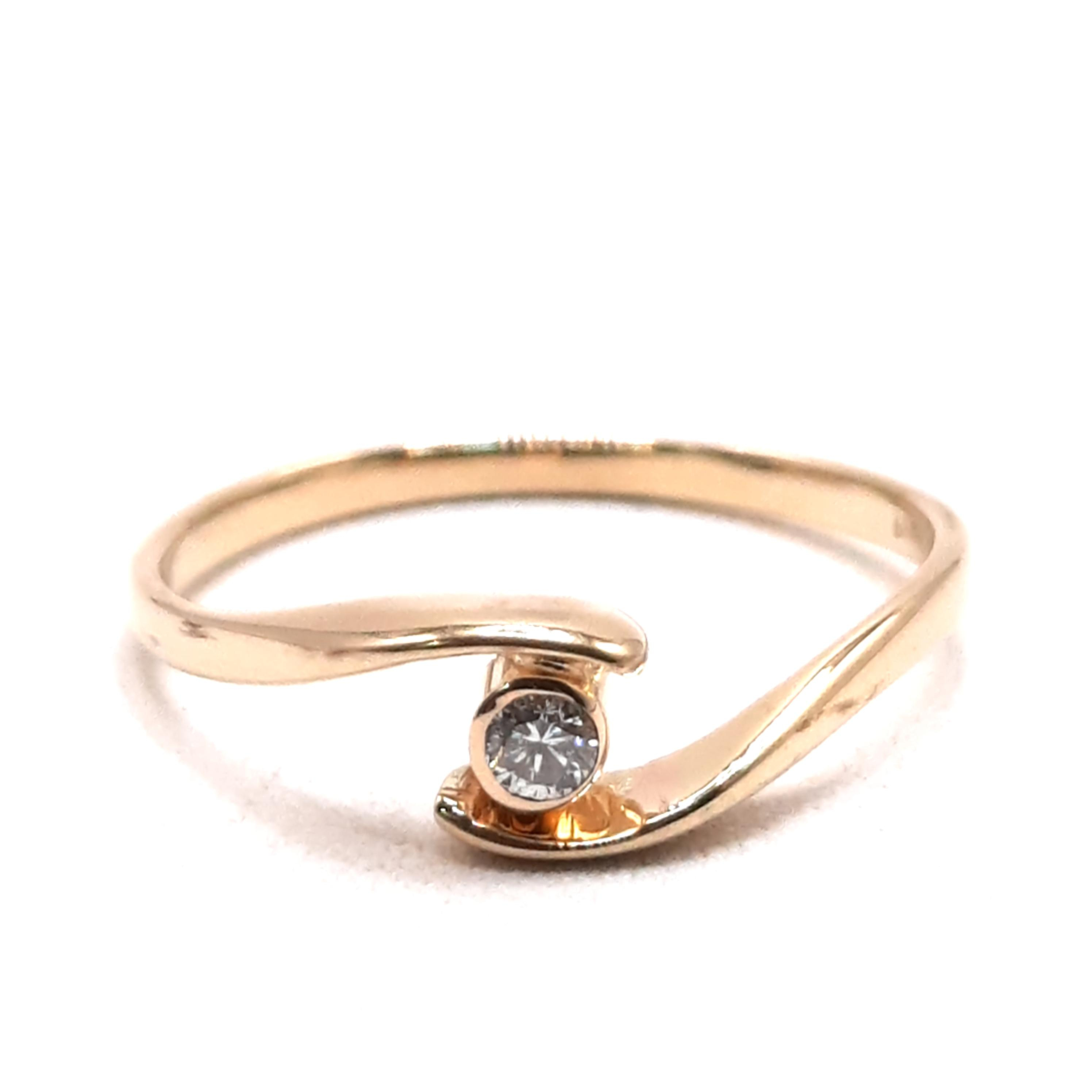 Deze prachtige 14k gouden ring is versierd met een briljant geslepen SI1 zuiverheid diamant van kleur H (White Wesselton). Met een ringmaat van 54 straalt deze gouden ring luxe en elegantie uit. Perfect voor zowel dagelijkse draagbaarheid als speciale gelegenheden. Draag hem solo of combineer met andere sieraden voor een verfijnde uitstraling.