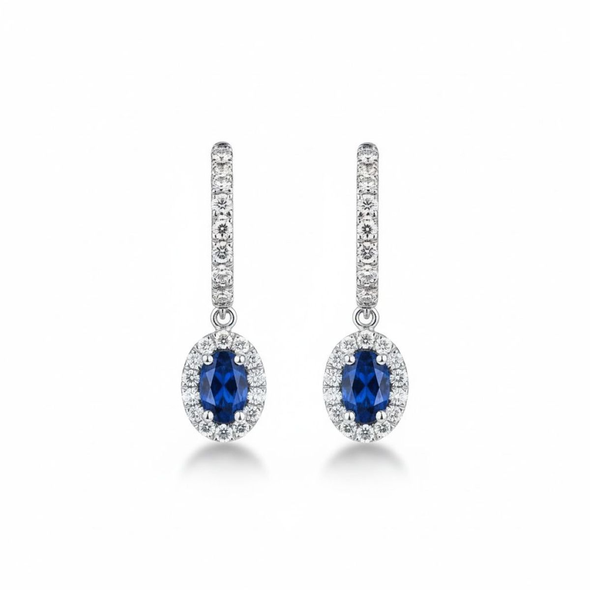 14 karaat witgouden creolen met saffier van 0,54ct en 46 briljantjes met een totaal van 0,32ct.