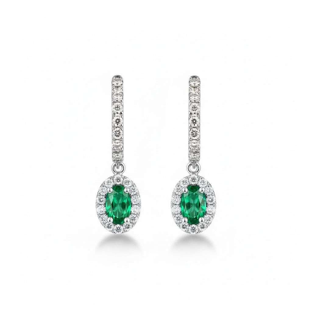 Witgouden oorhangers 14k met per hanger een smaragd van 0.22ct en 0.16ct diamant