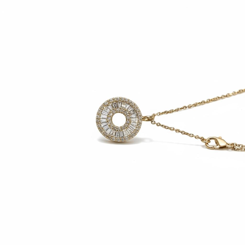 14 karaat geelgouden collier met hanger met baguette geslepen diamant en briljantjes. In totaal 0.28 ct.