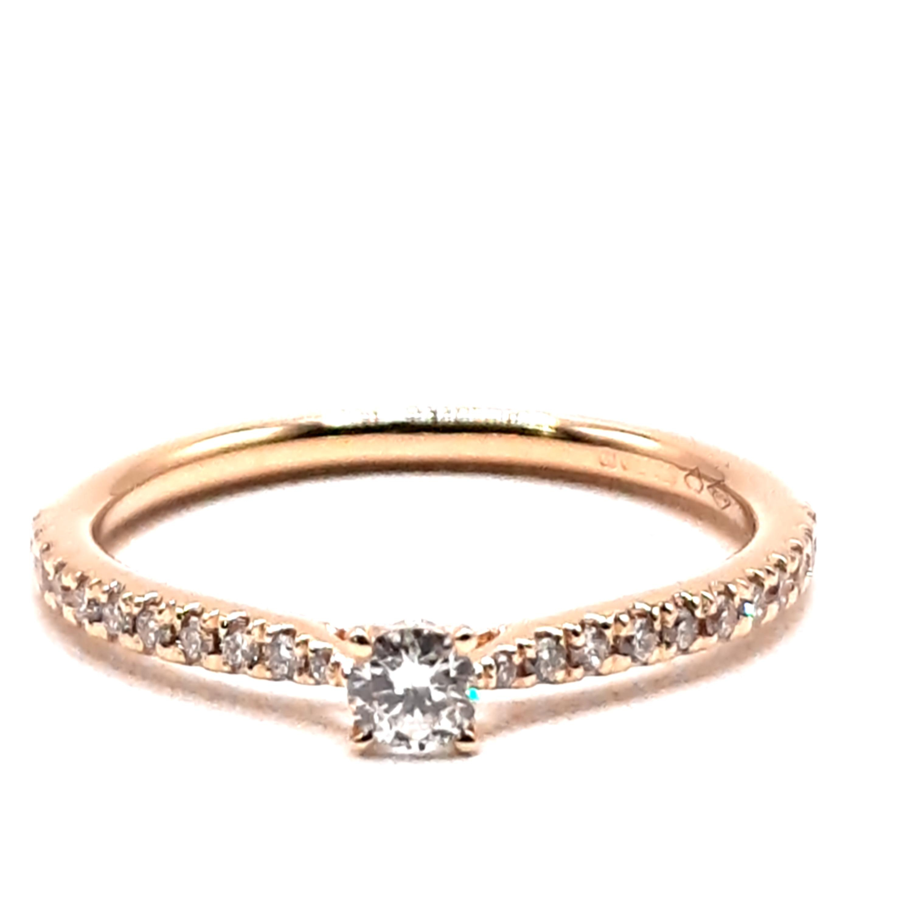 Deze Diamant Ring 14k SI H 28ct, modelnummer 001, heeft een briljant geslepen diamant van 23 stuks met een totale gewicht van 24ct SI1 zuiverheid en H kleur. Gemaakt van 18-karaats goud, maat 53, goudkleurig. Ideaal om dagelijks te dragen, of te combineren met andere sieraden voor een verfijnde look. Perfect voor een elegante uitstraling.