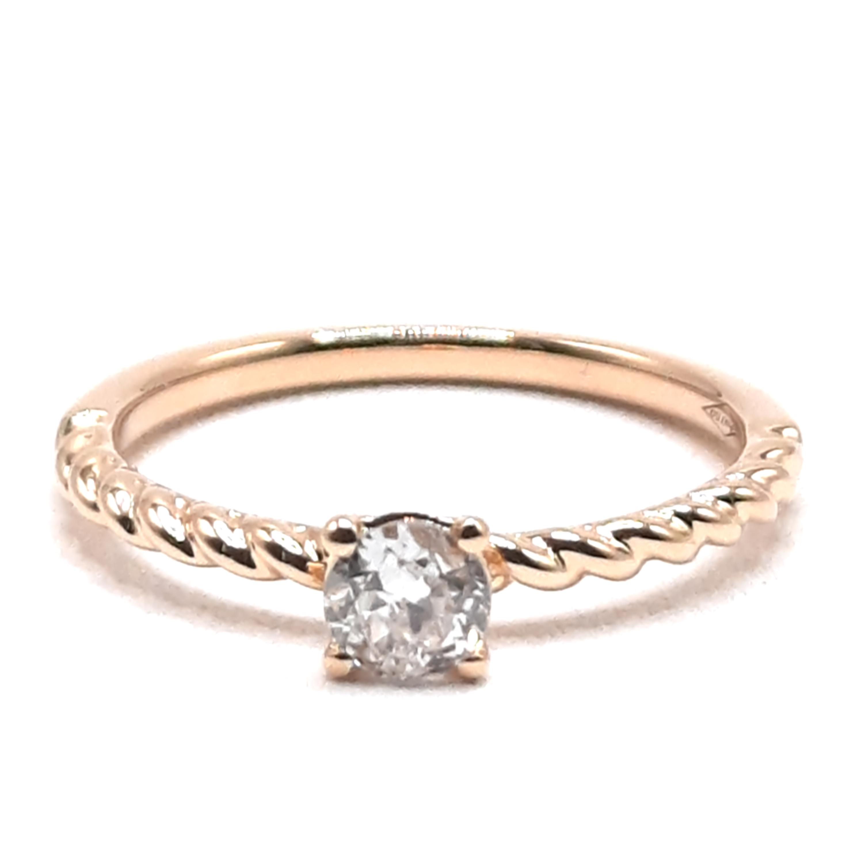 Deze verlovingsring, modelnummer 002, is vervaardigd uit 18-karaats goud en is maat 53. De ring heeft een schitterende diamant van 0,35 ct met zuiverheid SI1 en kleur H (Wesselton wit). Perfect te dragen als symbool van liefde en toewijding. Draag aan de ringvinger van de linkerhand voor het traditionele verlovingsgevoel.
